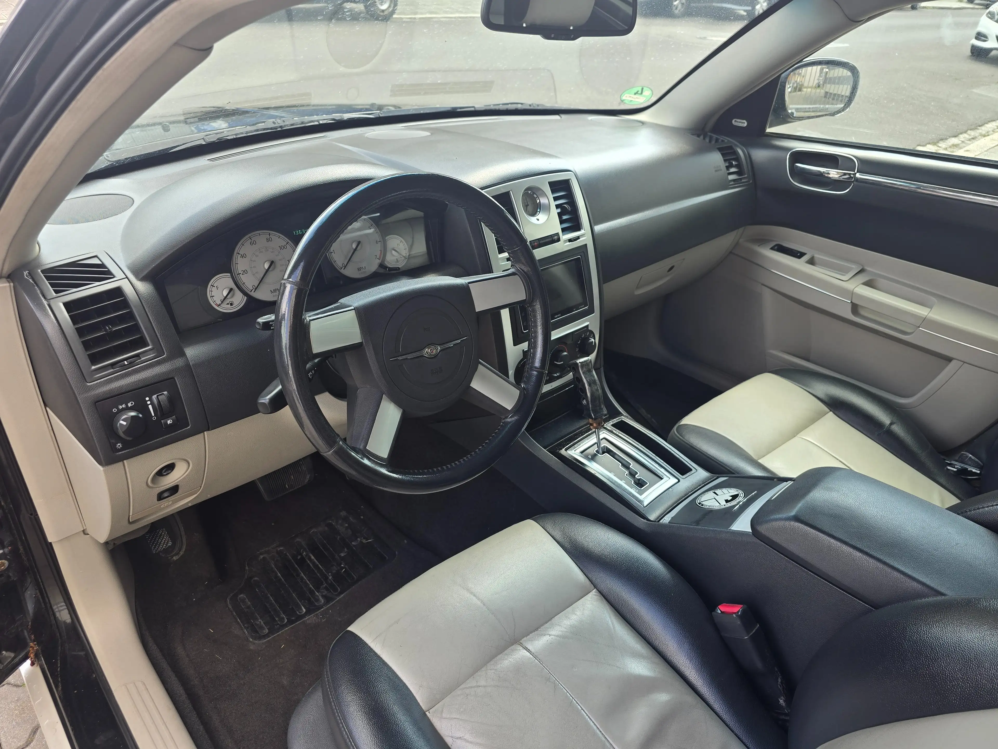 Chrysler 300C Bentley Optik — photo 14