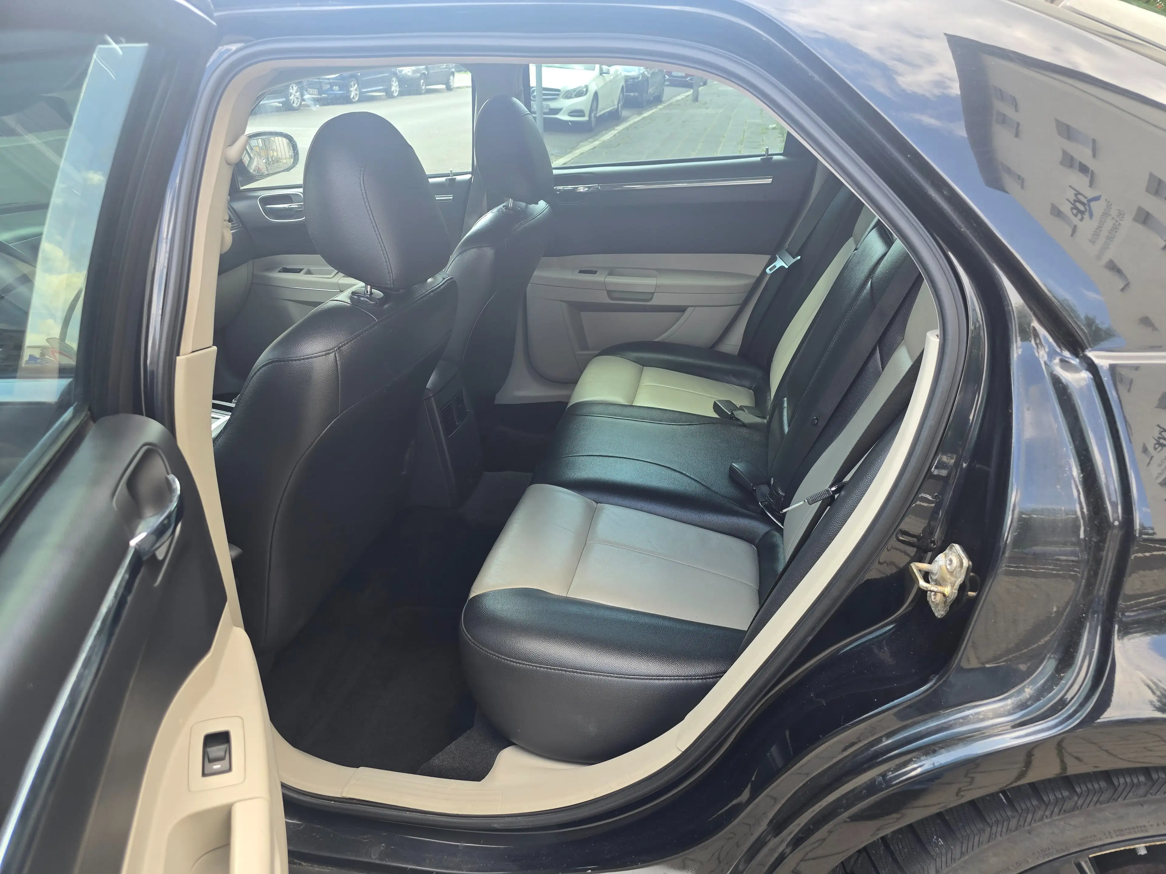 Chrysler 300C Bentley Optik — photo 15