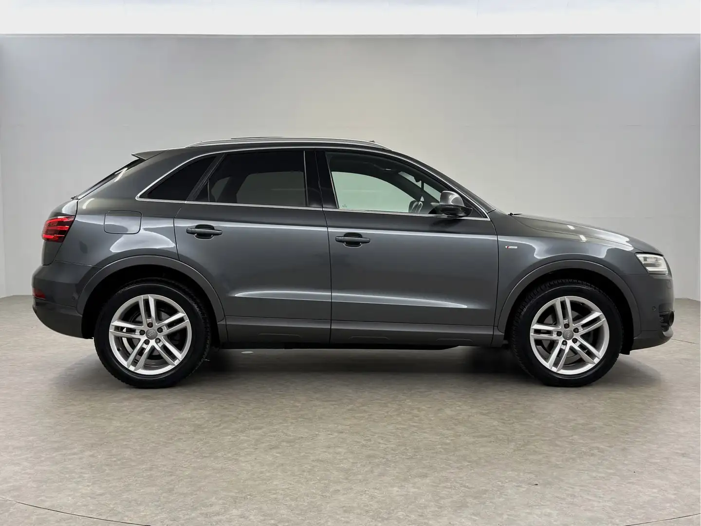Audi Q3 2.0 TFSI quattro S-Line 170PK Pano LED Camera Trek Grau - 2