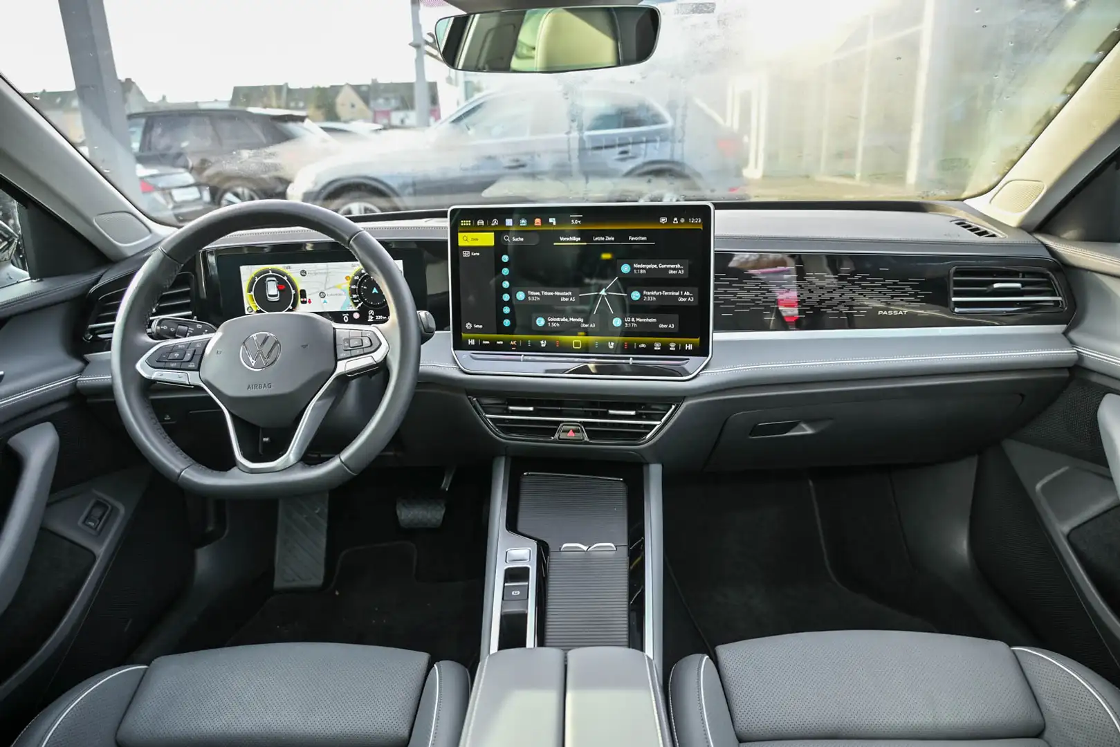 Volkswagen Passat Variant 2.0 TDI Elegance IQ Pano 360° AHK Schwarz - 2