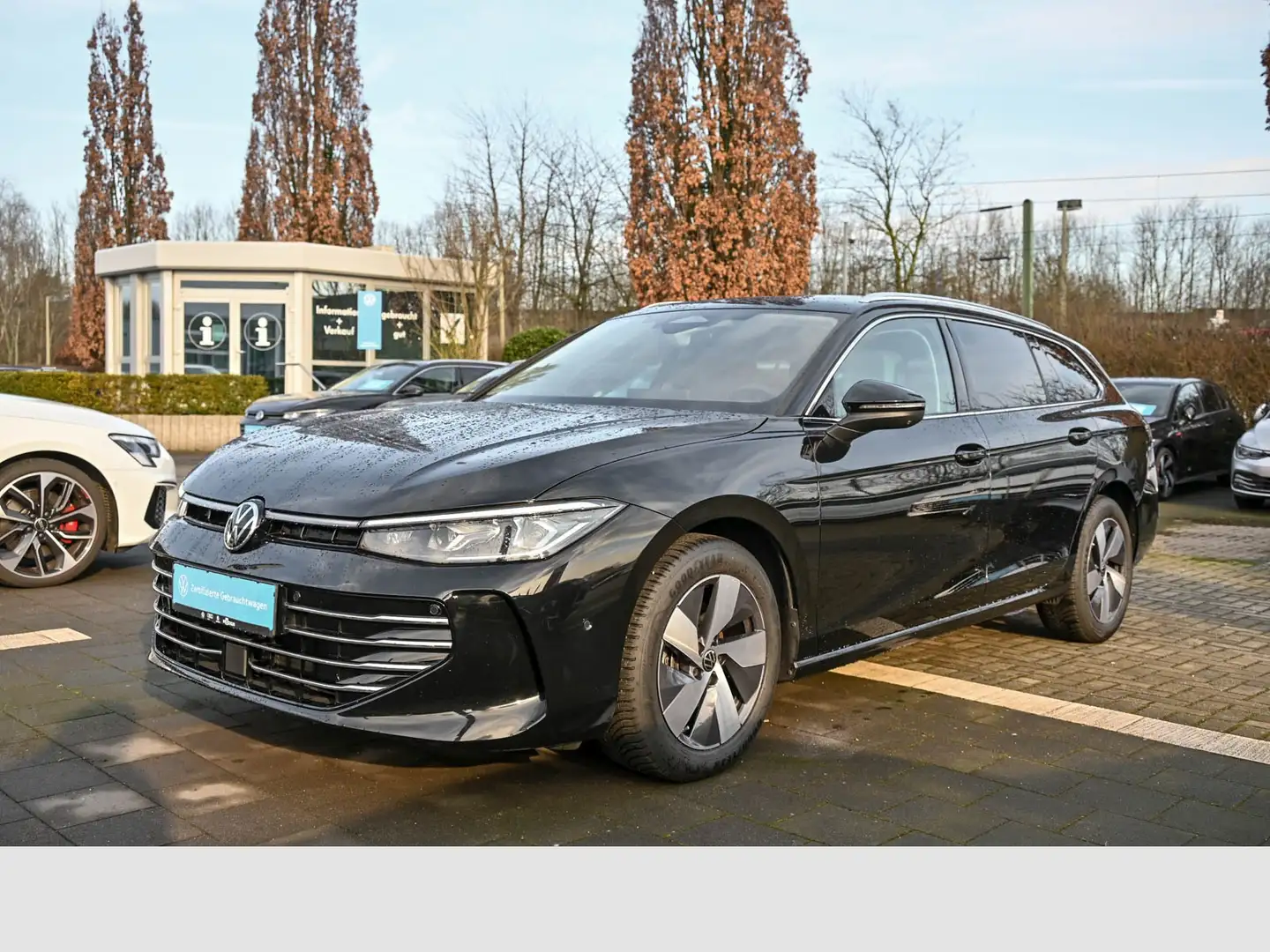 Volkswagen Passat Variant 2.0 TDI Elegance IQ Pano 360° AHK Schwarz - 1