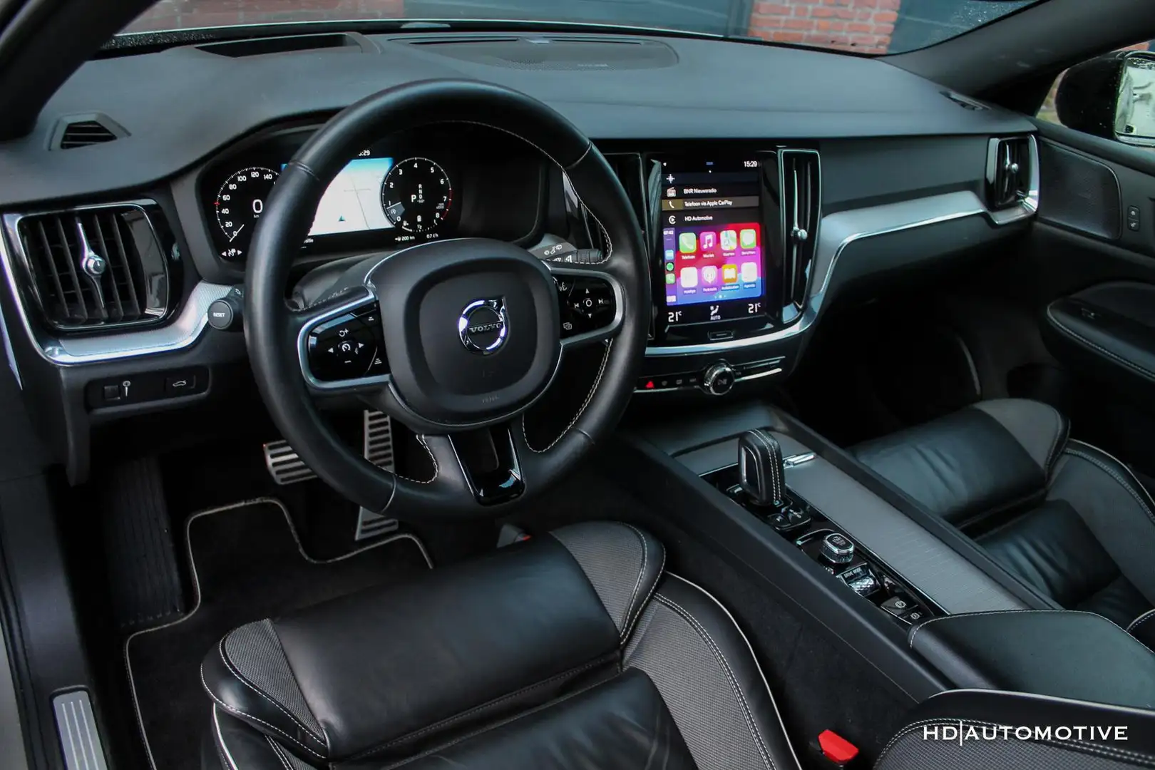 Volvo V60 2.0 B3 R-Design PANO|HUD|360CAM|H/K|TREKHAAK Grijs - 2