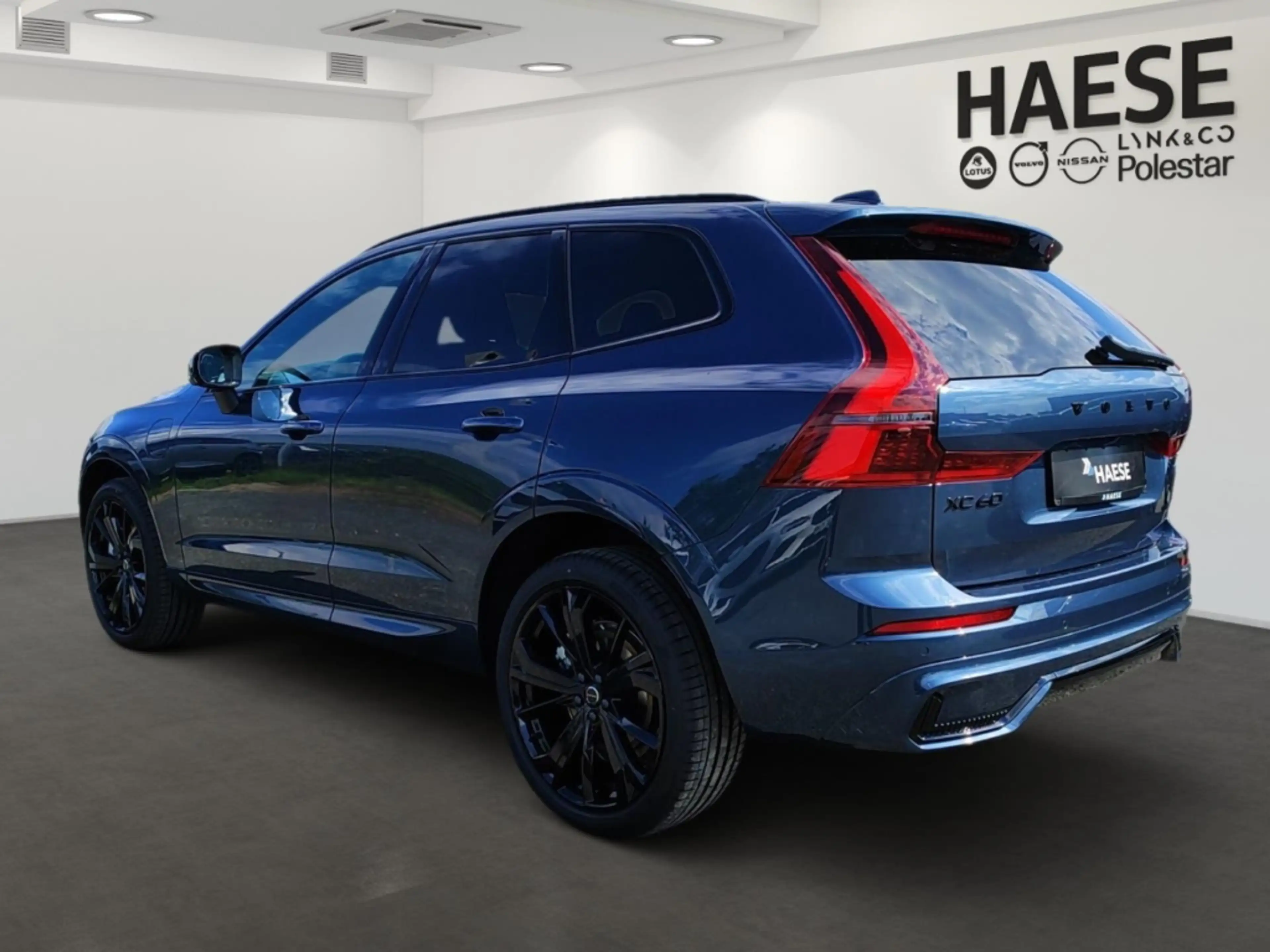 Volvo XC60 Plus Black Edition Recharge Plug-In Hybrid AWD Sta — photo 7