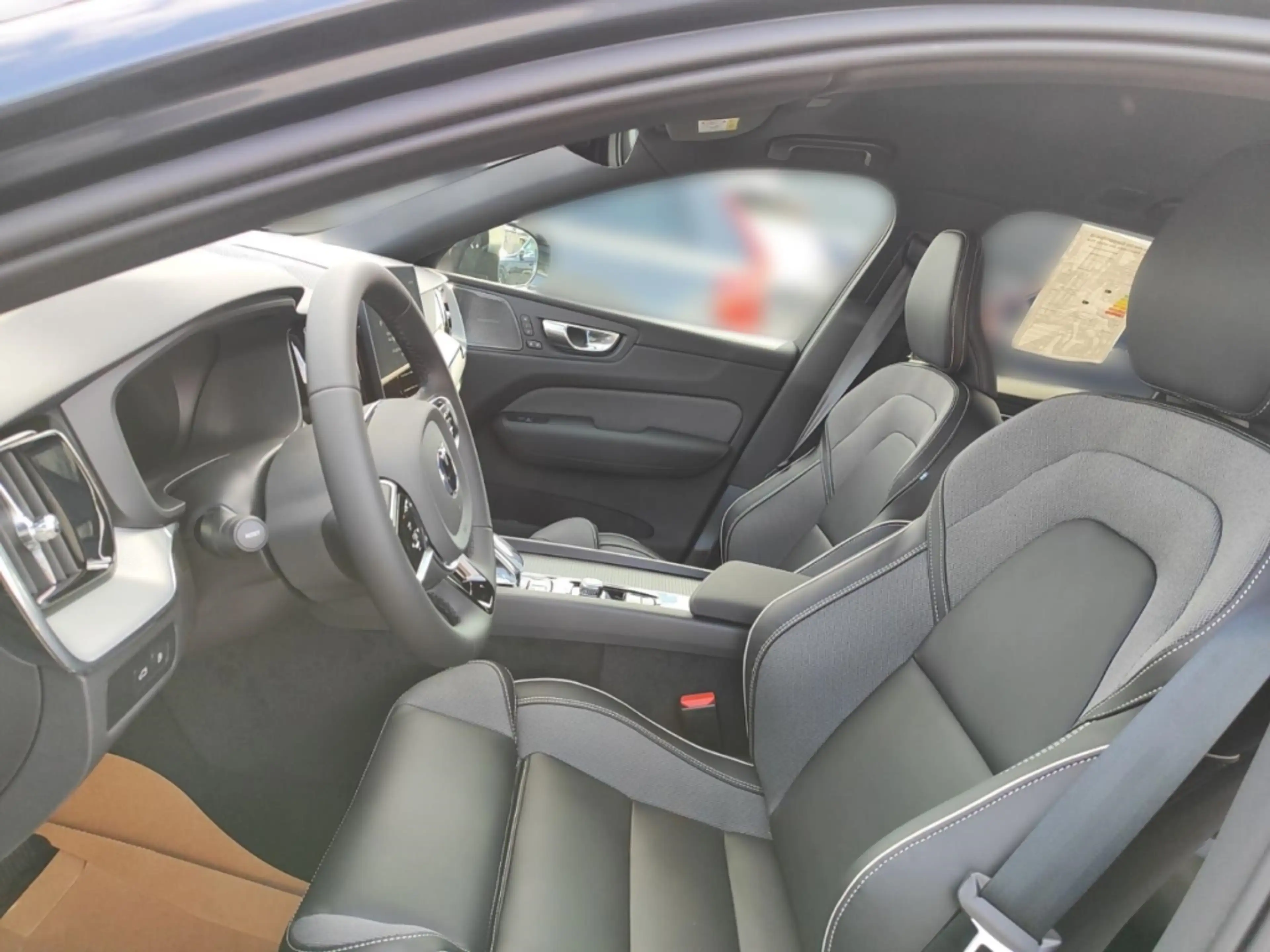 Volvo XC60 Plus Black Edition Recharge Plug-In Hybrid AWD Sta — photo 12