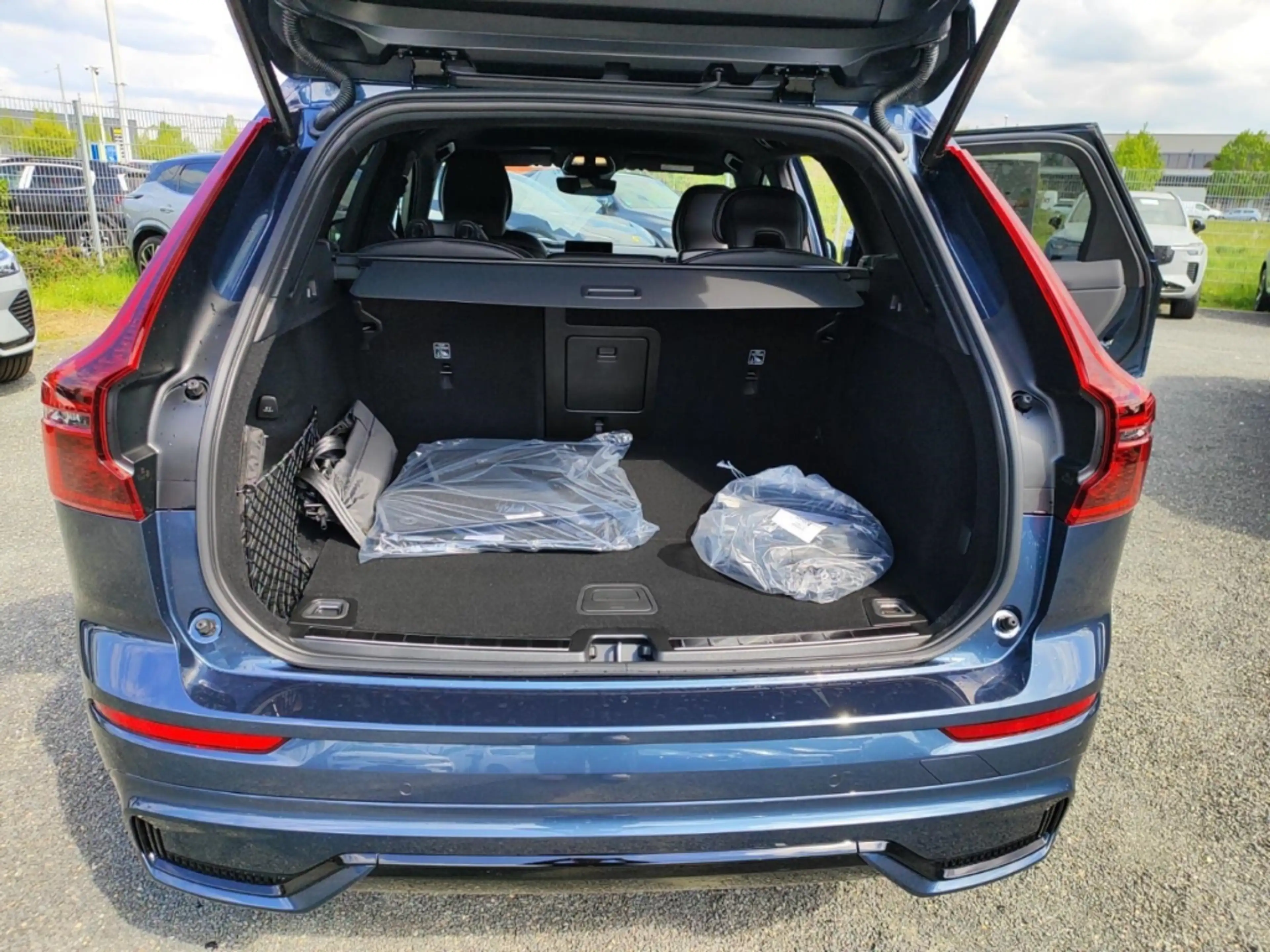 Volvo XC60 Plus Black Edition Recharge Plug-In Hybrid AWD Sta — photo 11