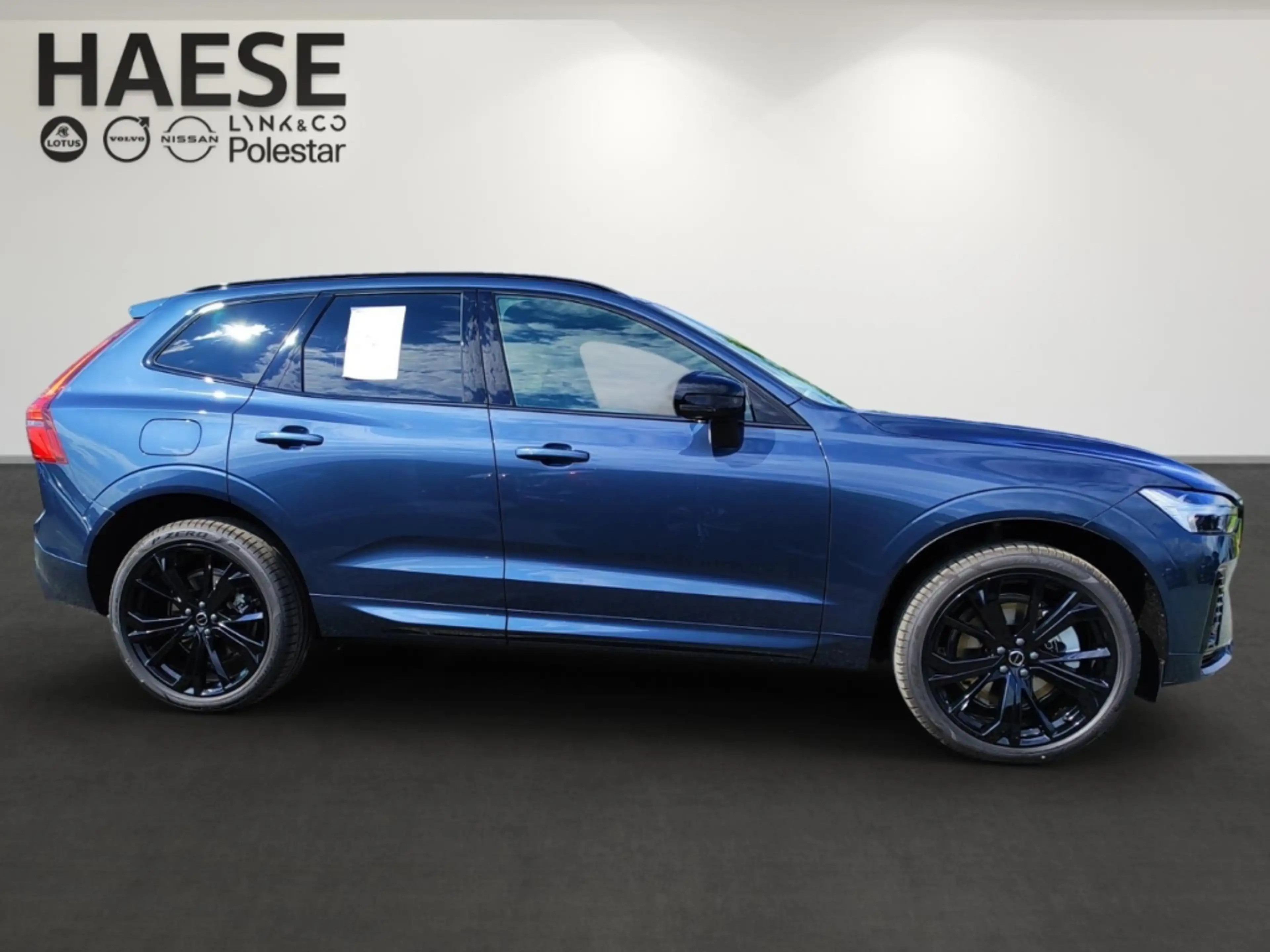 Volvo XC60 Plus Black Edition Recharge Plug-In Hybrid AWD Sta — photo 4