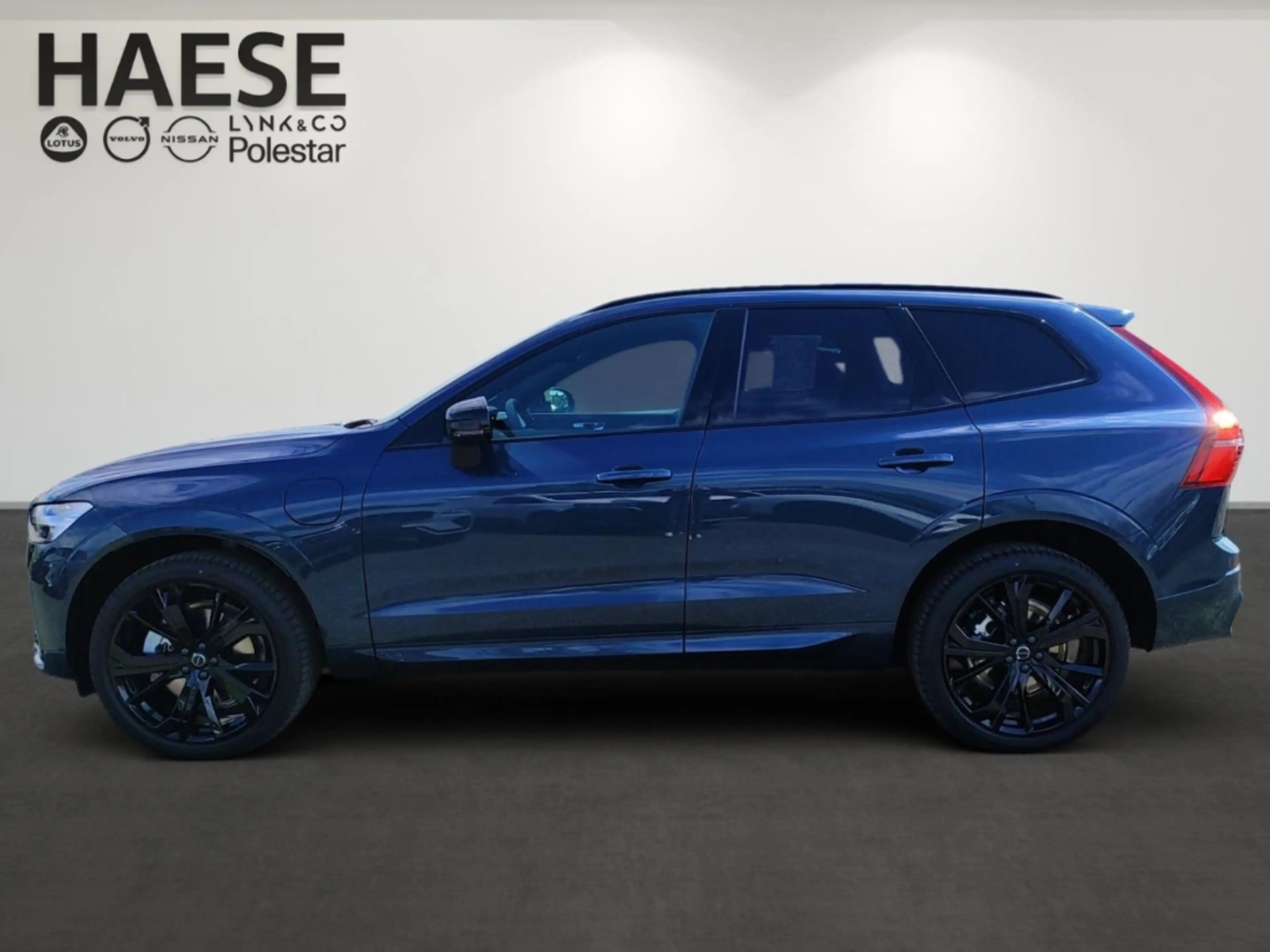 Volvo XC60 Plus Black Edition Recharge Plug-In Hybrid AWD Sta — photo 8