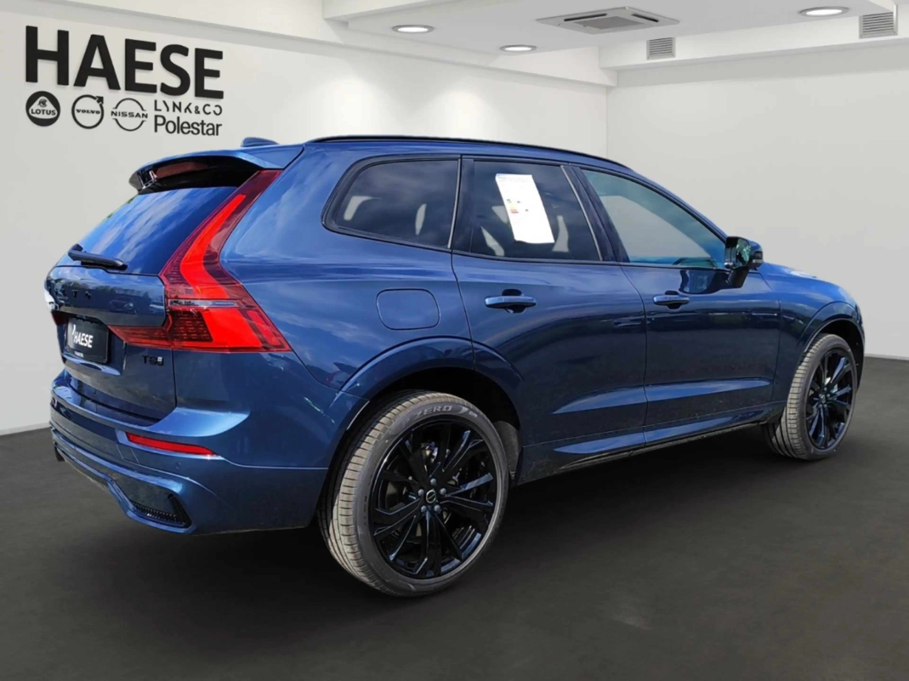 Volvo XC60 Plus Black Edition Recharge Plug-In Hybrid AWD Sta — photo 5