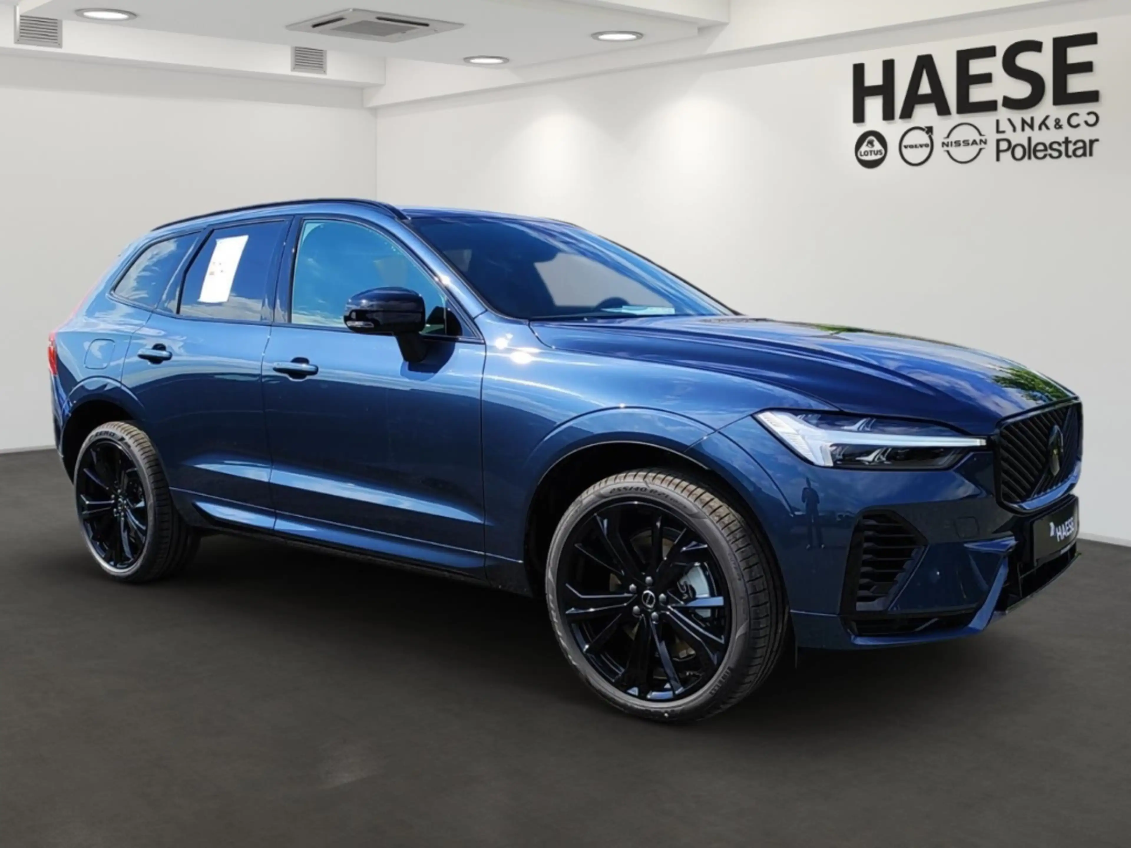 Volvo XC60 Plus Black Edition Recharge Plug-In Hybrid AWD Sta — photo 3