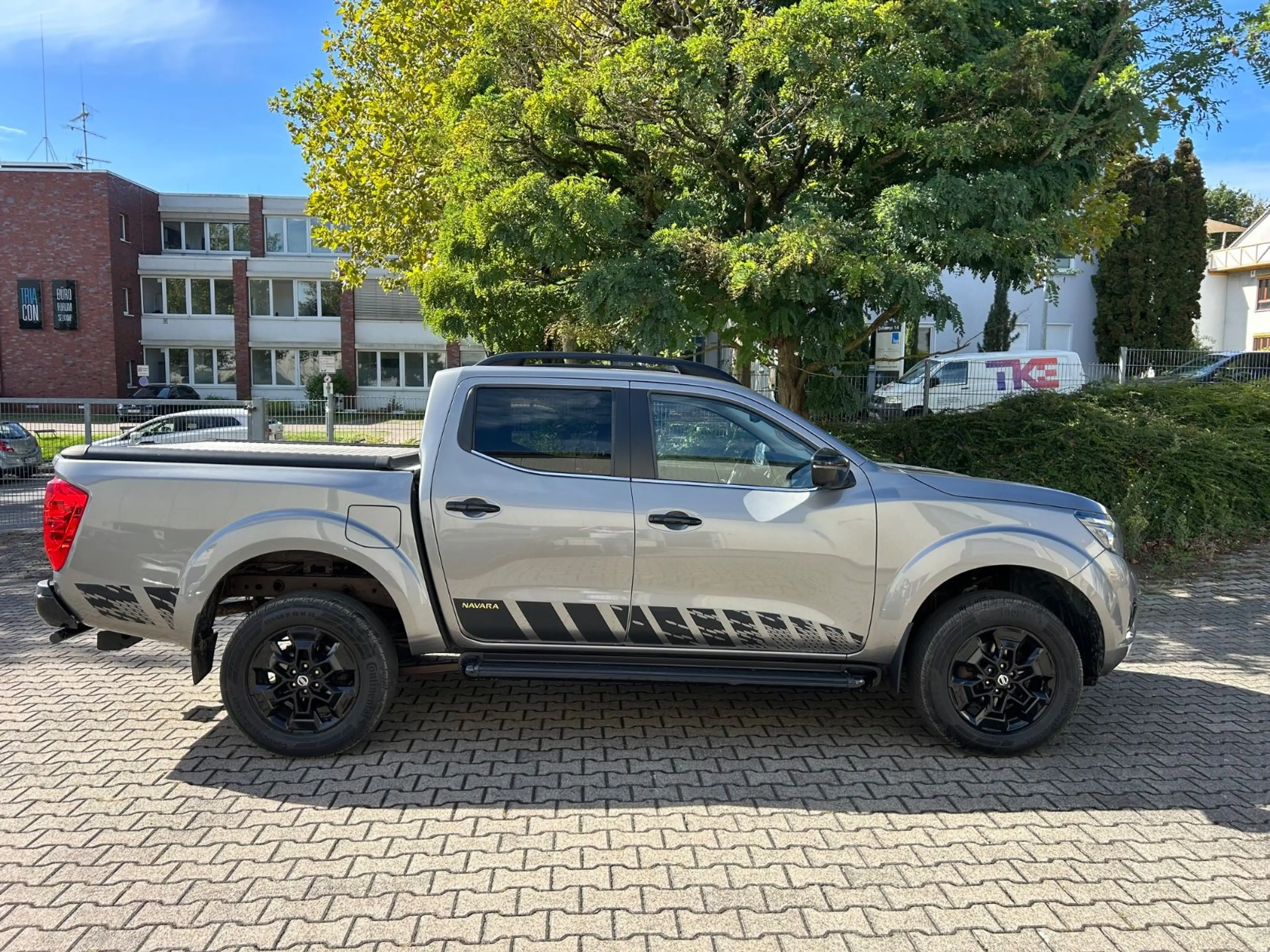 Nissan Navara NP300 N-Guard Double Cab 4x4 — photo 8