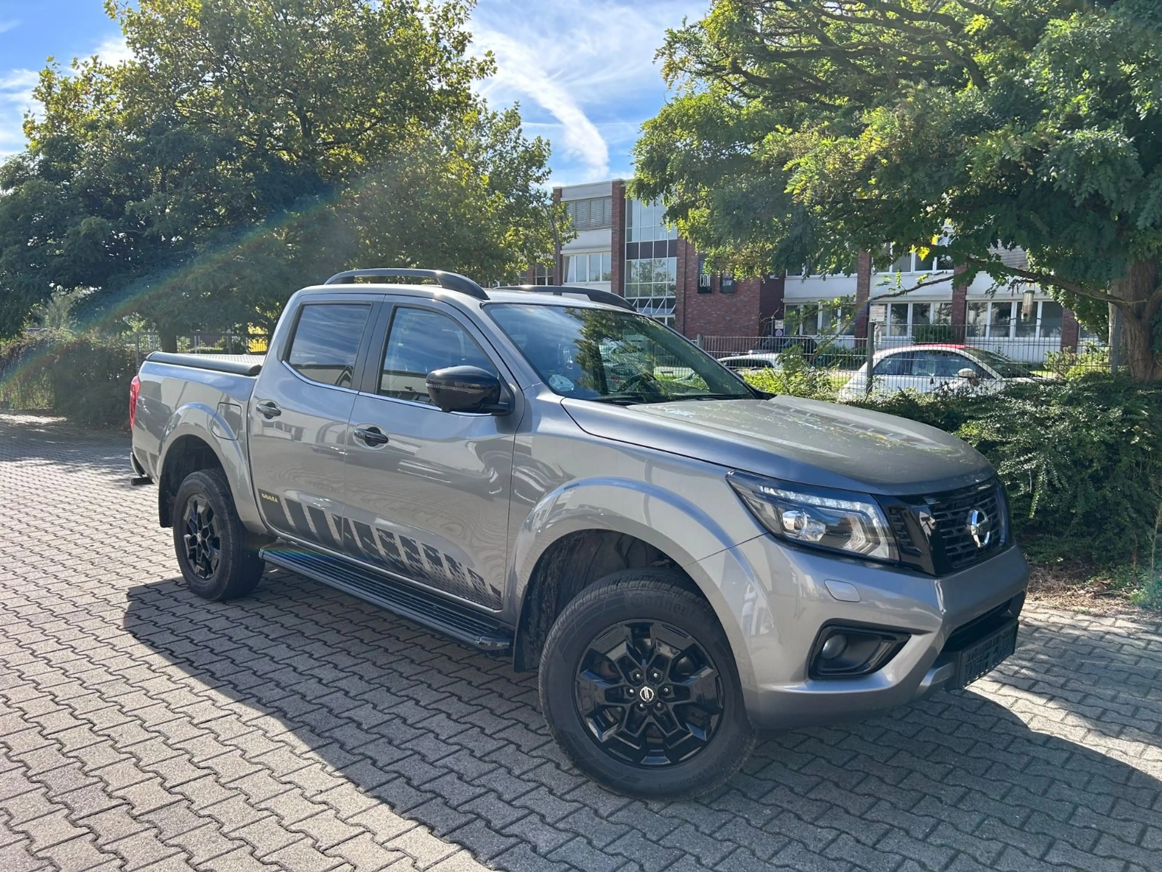 Nissan Navara NP300 N-Guard Double Cab 4x4 — photo 2