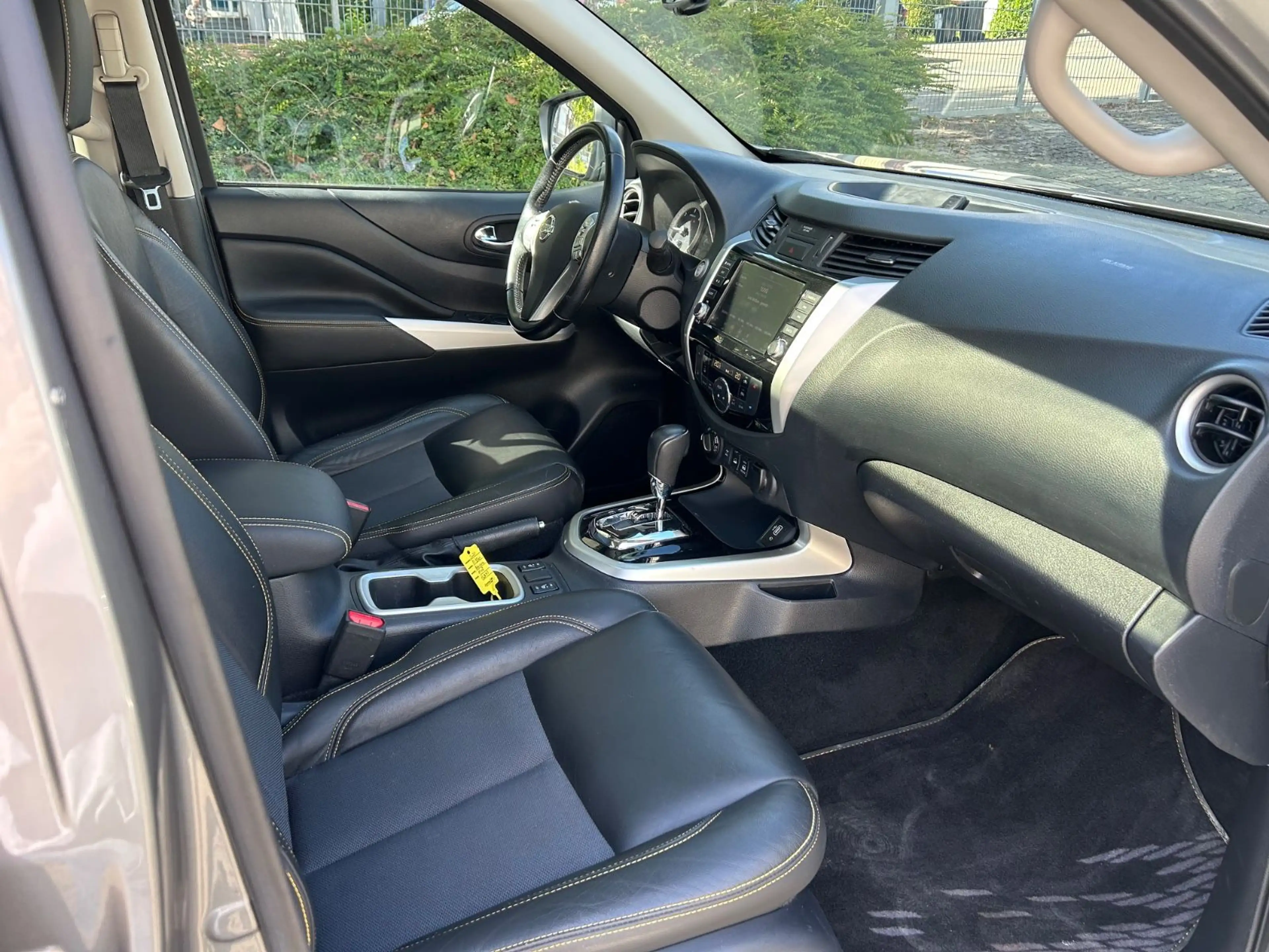 Nissan Navara NP300 N-Guard Double Cab 4x4 — photo 10