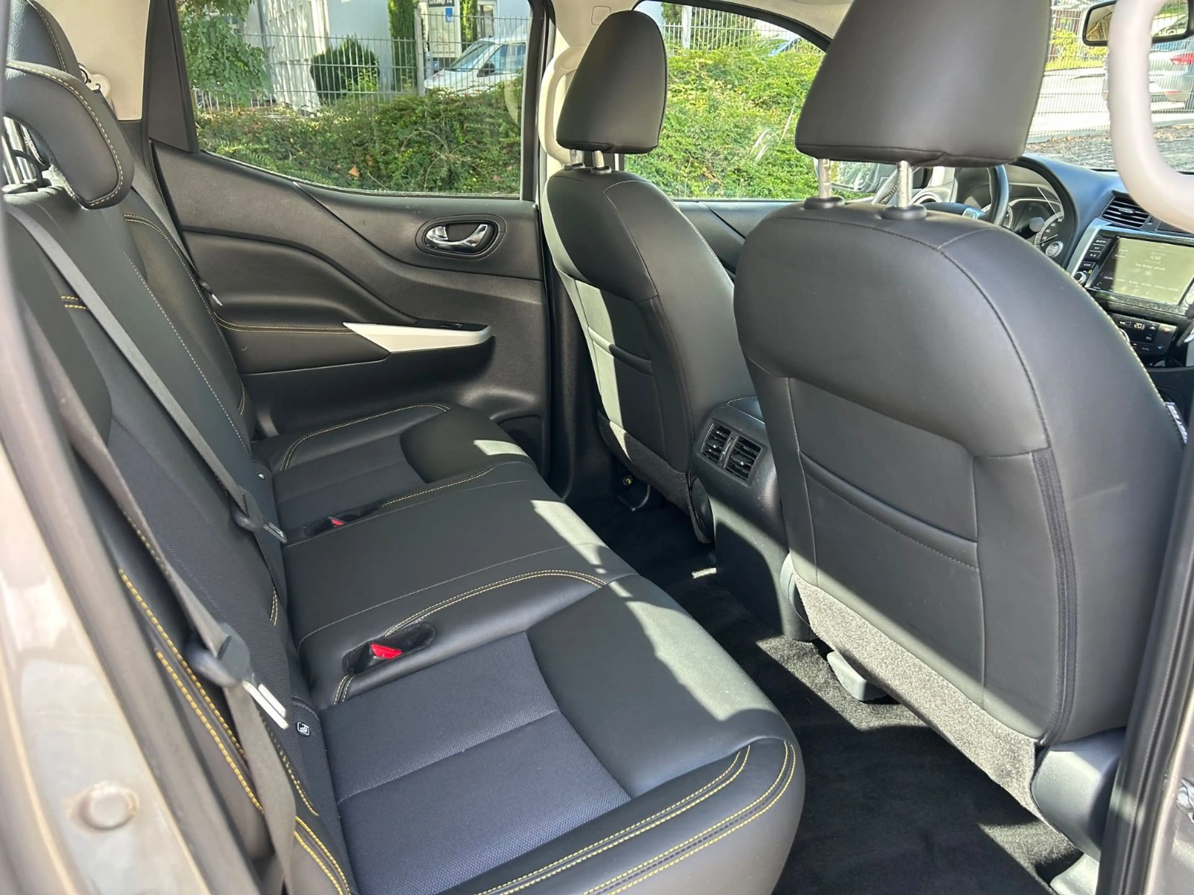 Nissan Navara NP300 N-Guard Double Cab 4x4 — photo 13
