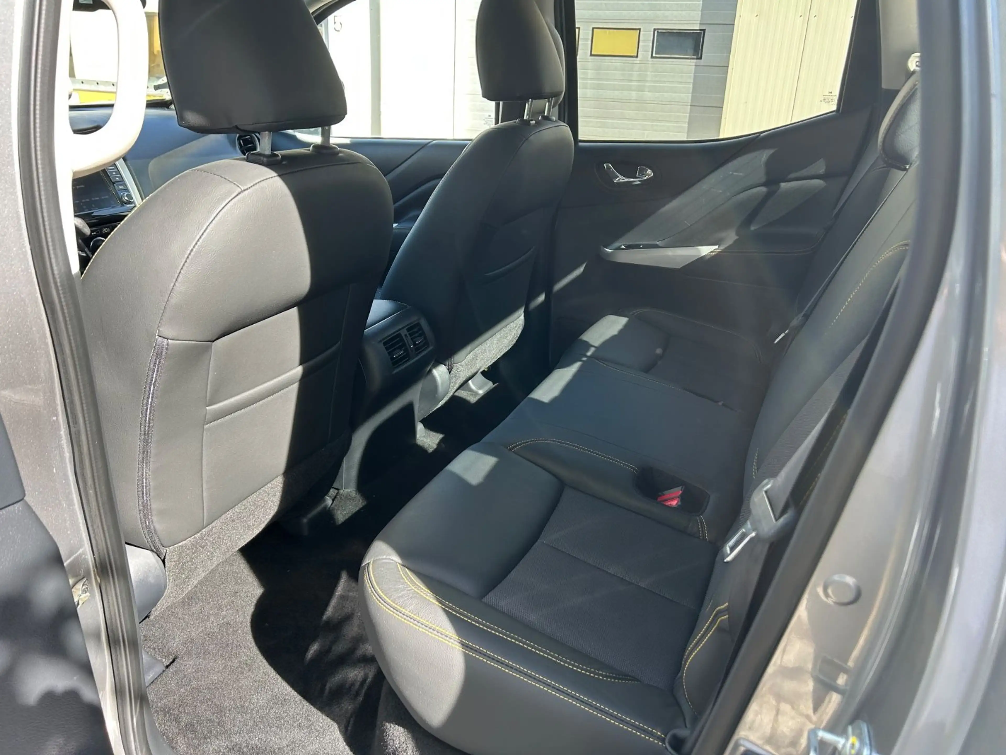 Nissan Navara NP300 N-Guard Double Cab 4x4 — photo 12