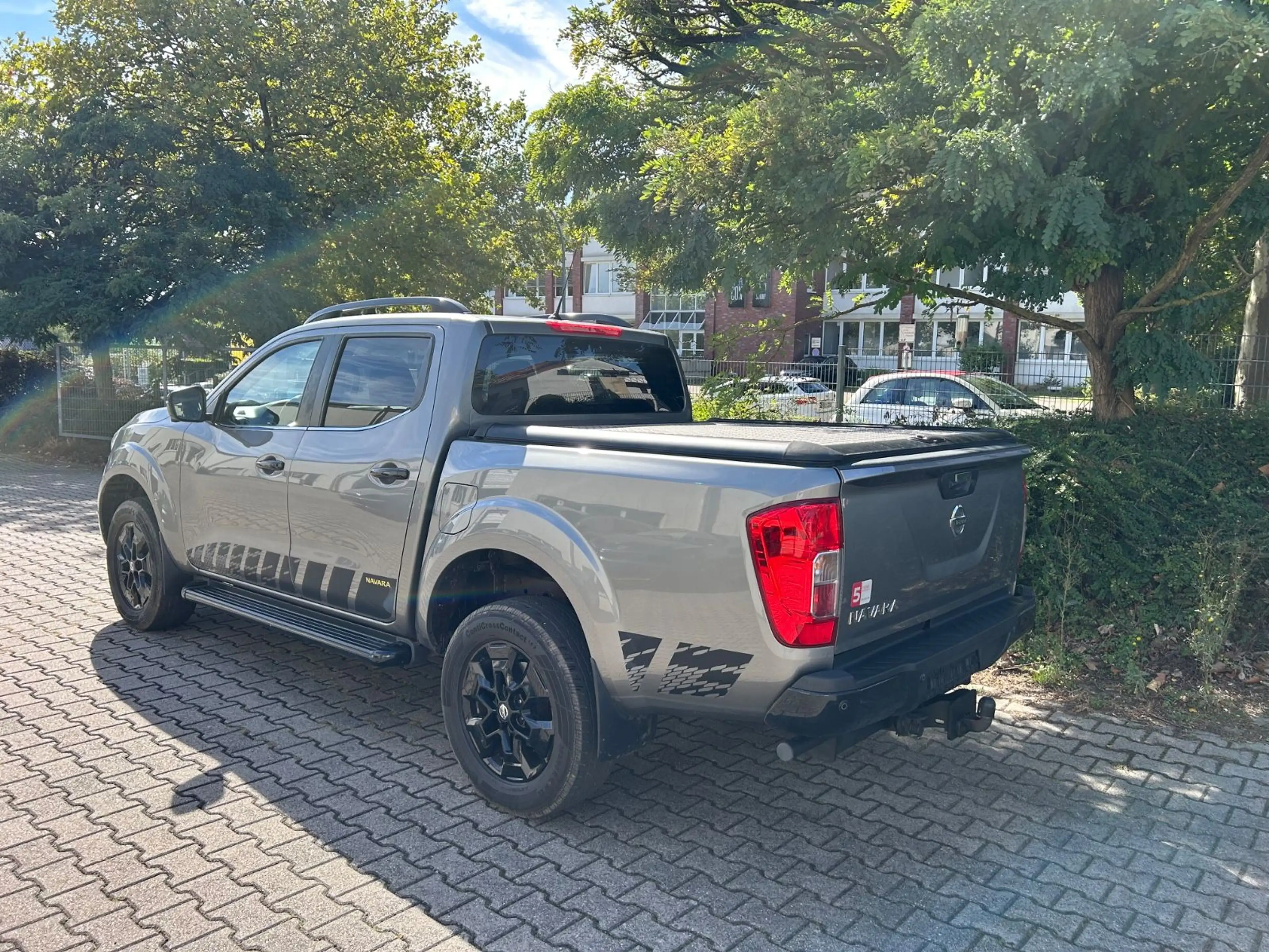 Nissan Navara NP300 N-Guard Double Cab 4x4 — photo 3