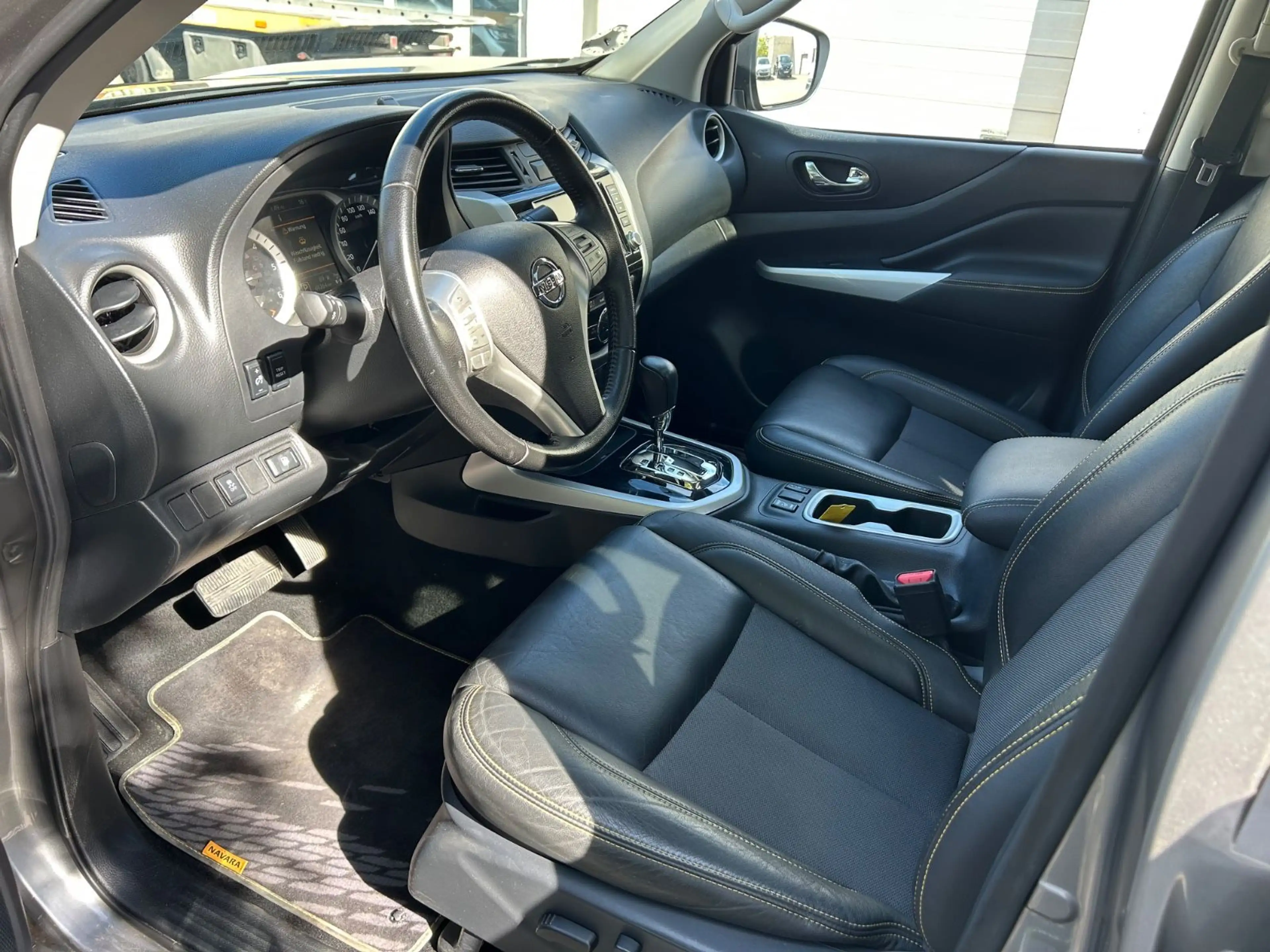 Nissan Navara NP300 N-Guard Double Cab 4x4 — photo 11