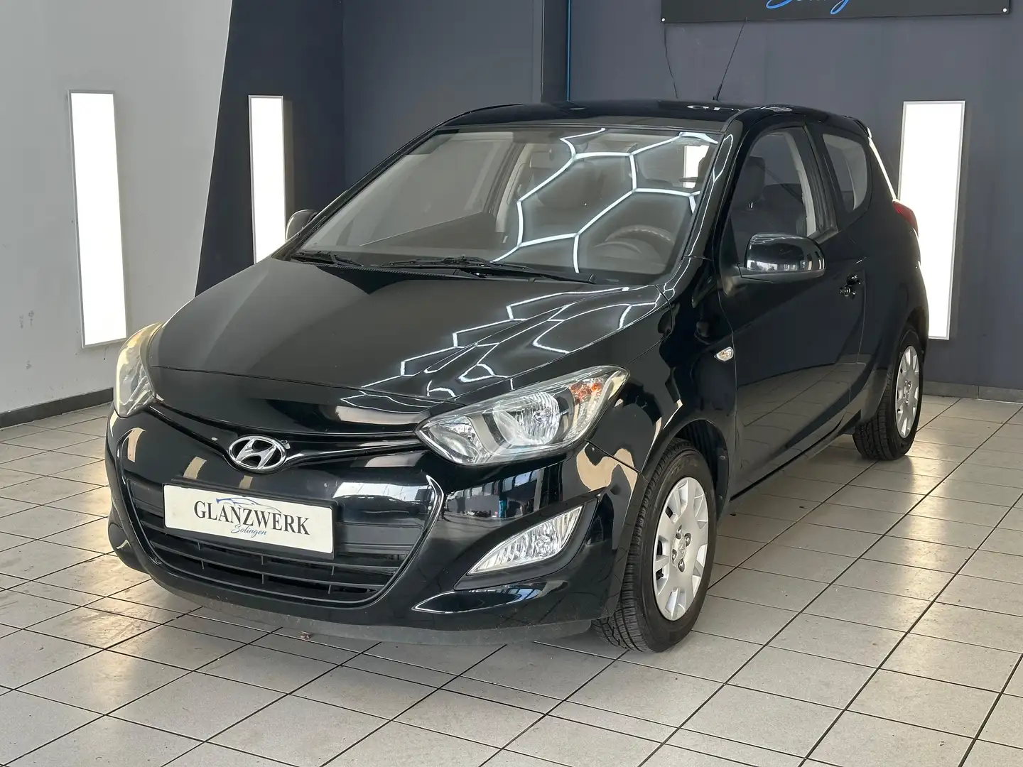 Hyundai i20 1.2 5 Star Edition *TÜV*Klima*PDC* Schwarz - 1