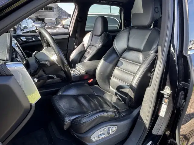 Porsche Cayenne view 11