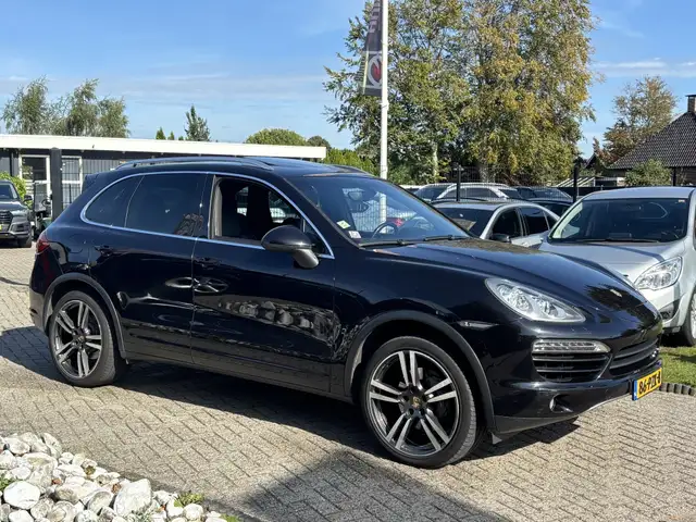Porsche Cayenne view 3