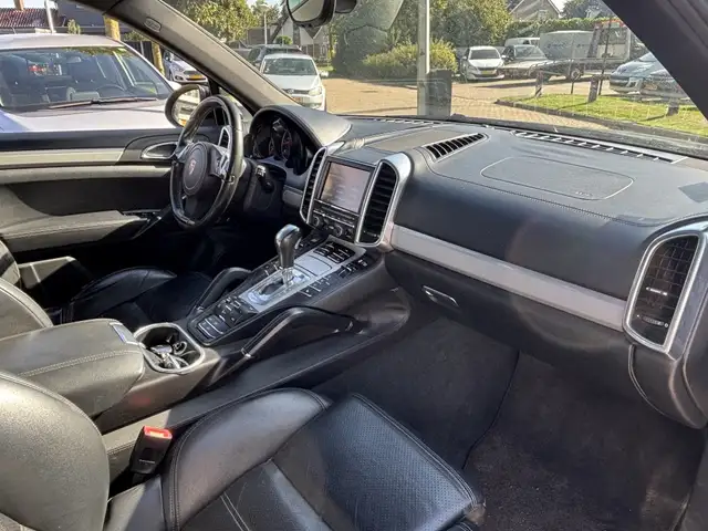 Porsche Cayenne view 12