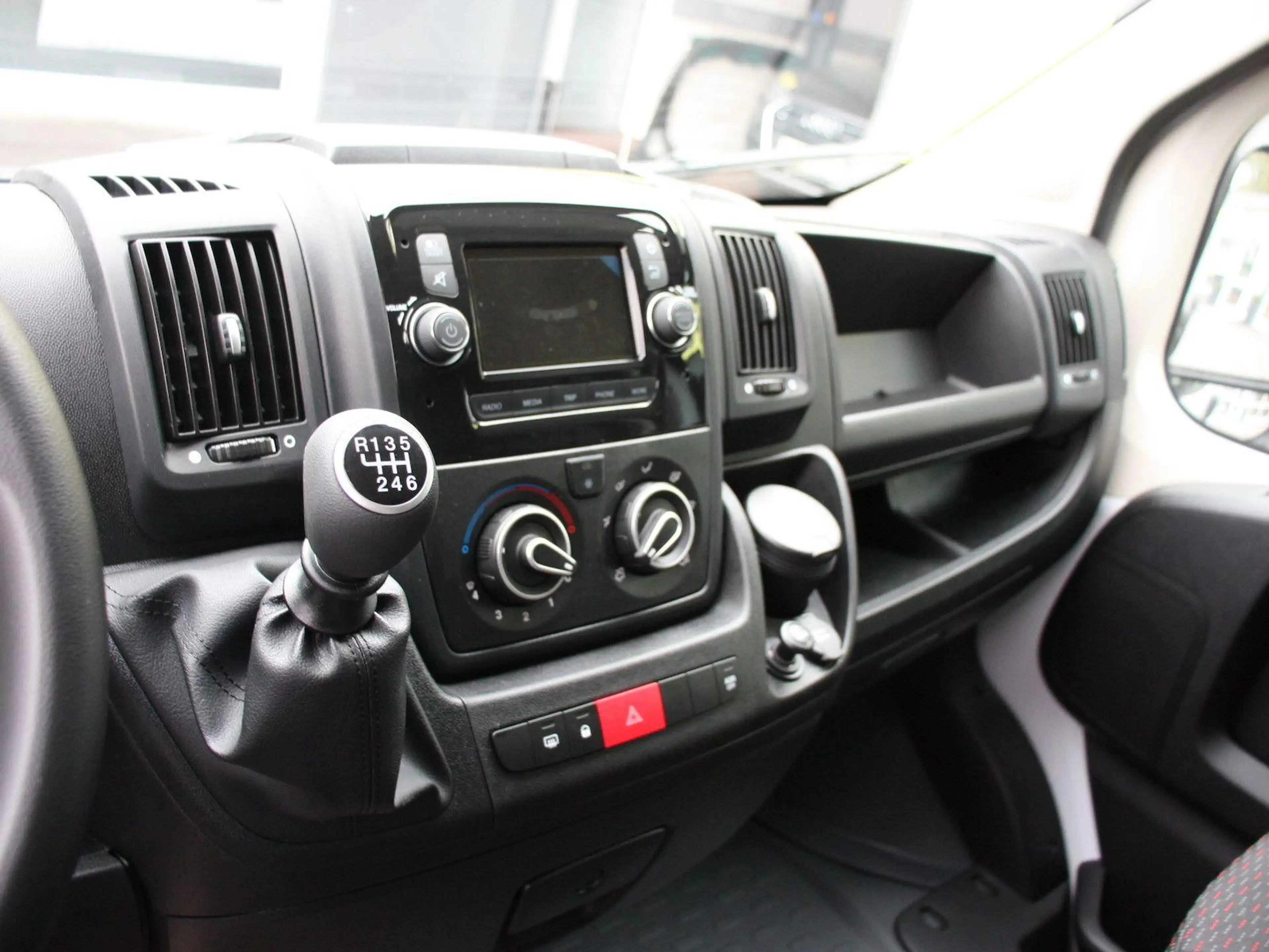 Peugeot Boxer 2.2 BlueHDI L3H2 LED-Paket Kamera Holzboden — photo 10
