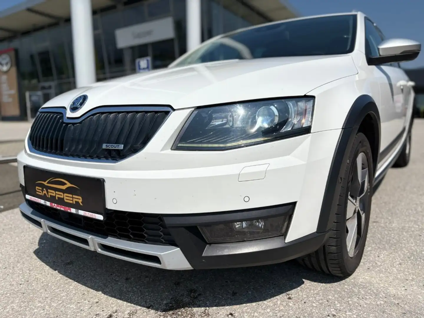 Skoda Octavia Combi 2,0 TDI 4x4 Scout DSG Weiß - 2