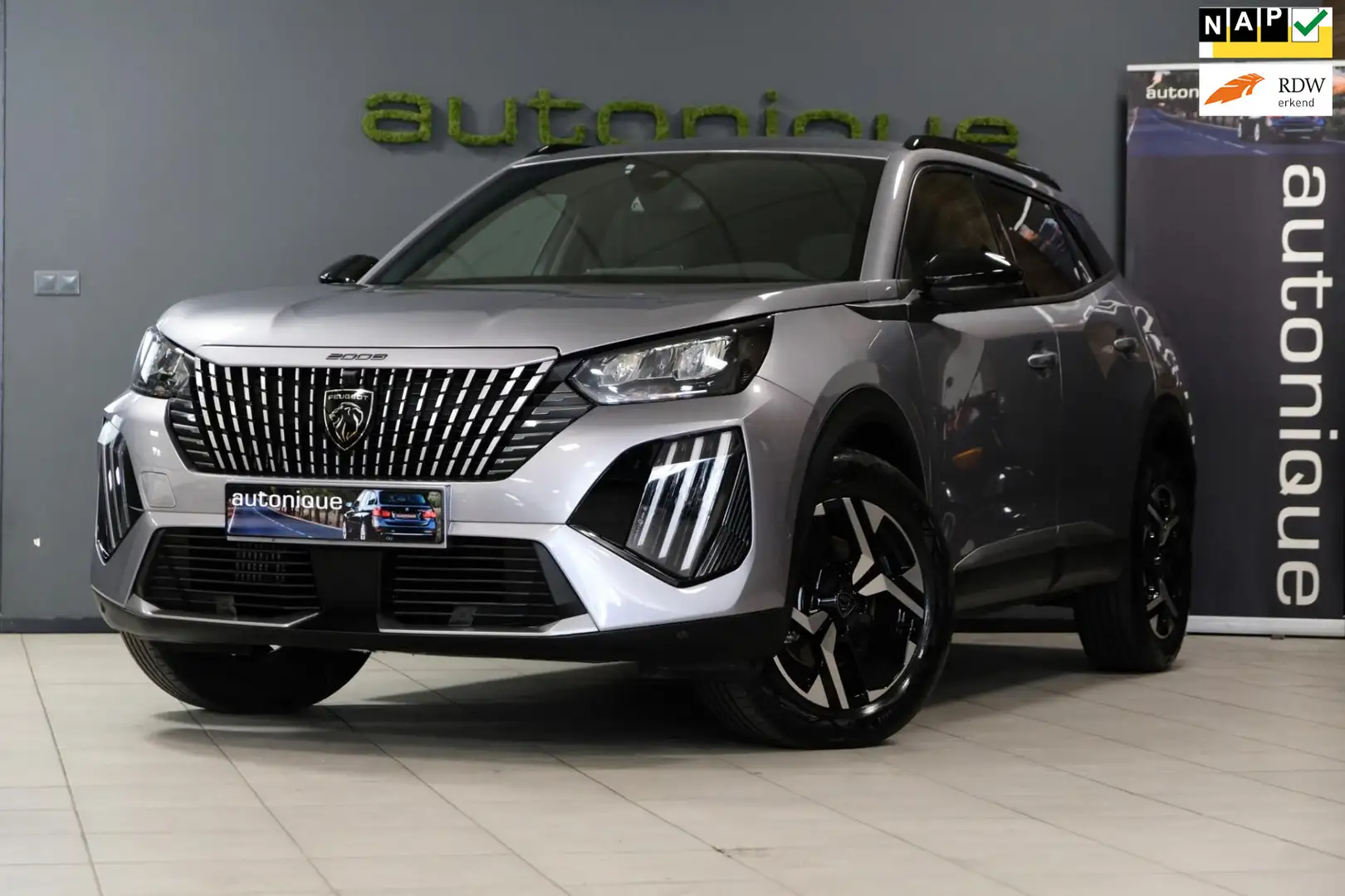 Peugeot 2008 1.2 Hybrid 136 Allure *17.761km* ALS NIEUW Panoram Grau - 1