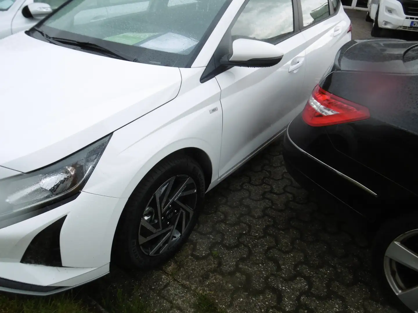 Hyundai i20 Hyundai i20 6MT 100PS mHev 1.0 T-GDI Comfort Weiß - 2