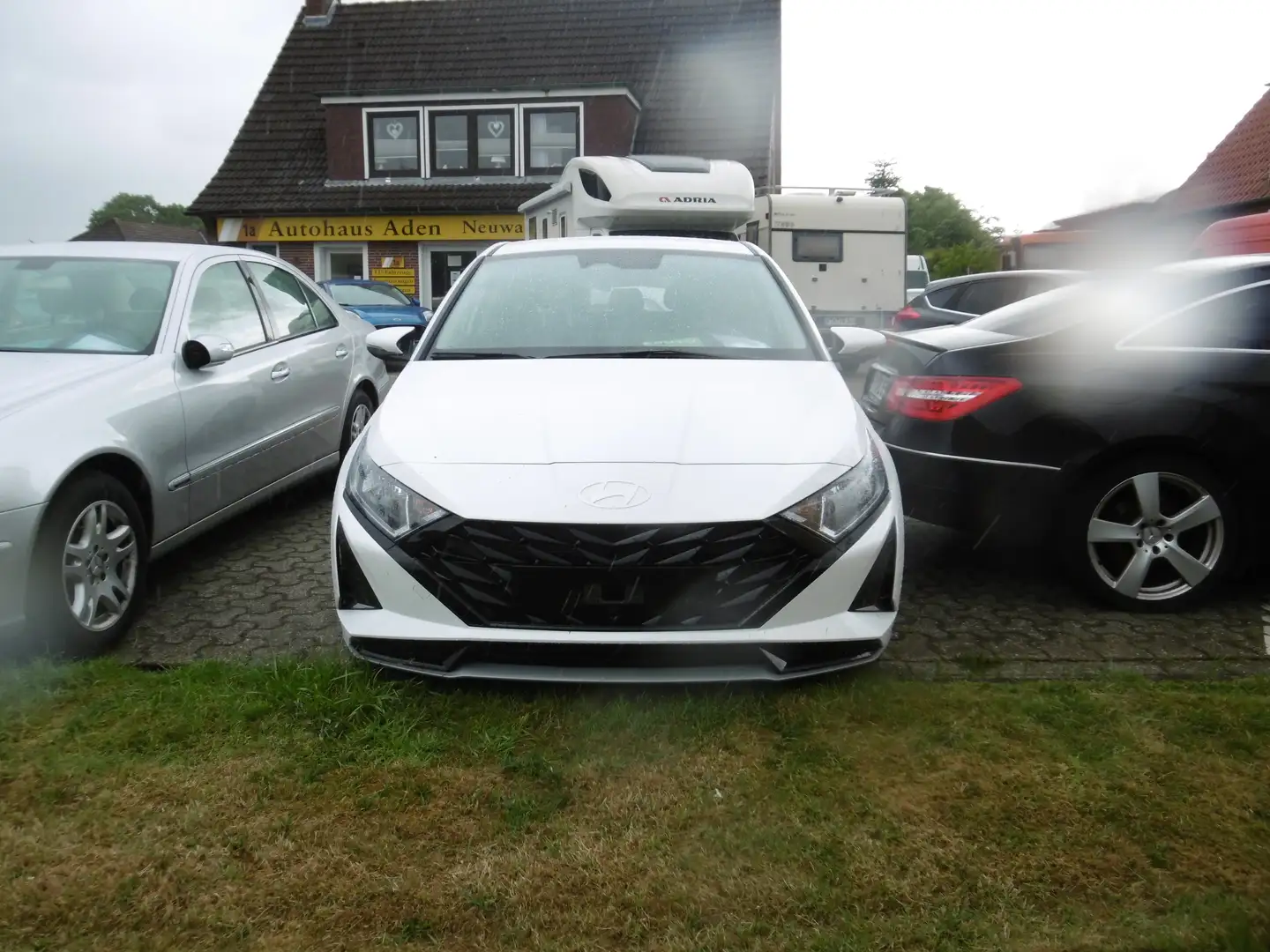 Hyundai i20 Hyundai i20 6MT 100PS mHev 1.0 T-GDI Comfort Weiß - 1