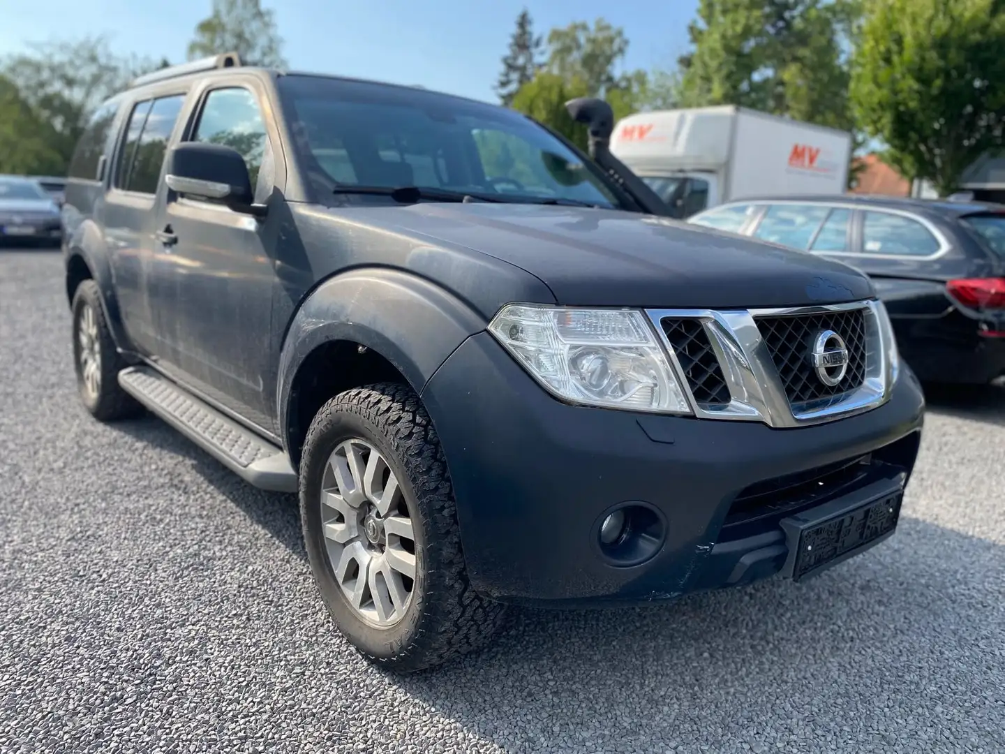 Nissan Pathfinder 2.5 dCi LE/7-Sitze/Navi/MFL srebrna - 1