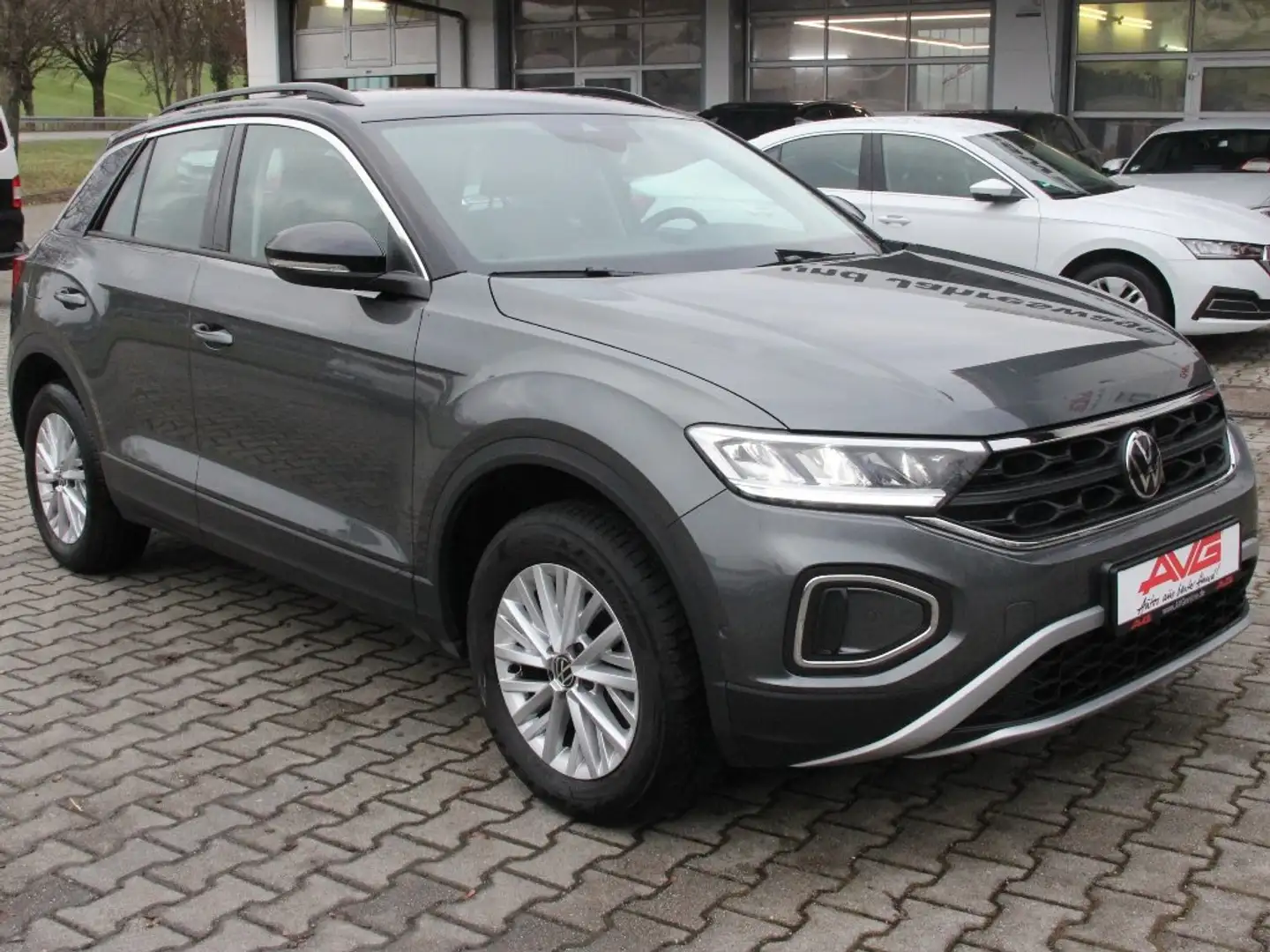 Volkswagen T-Roc TSI 150PS LIFE LED Stop & Go Navigation on deman Gris - 2