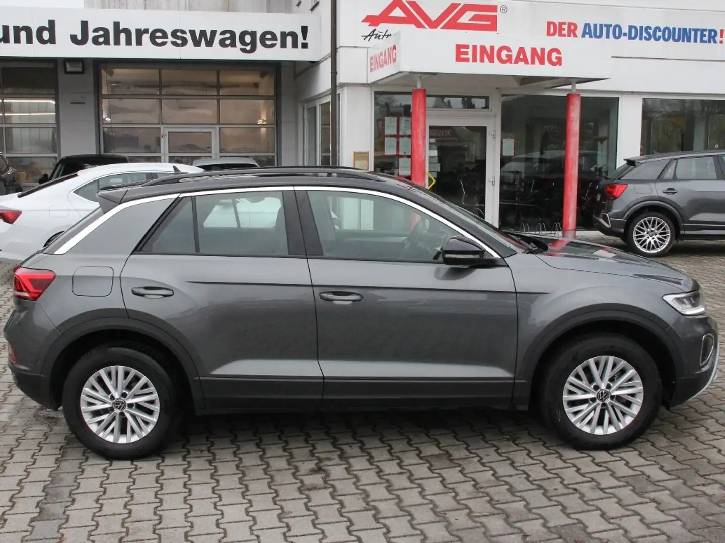 Volkswagen T-Roc TSI 150PS LIFE LED Stop & Go Navigation on deman Gris - 1