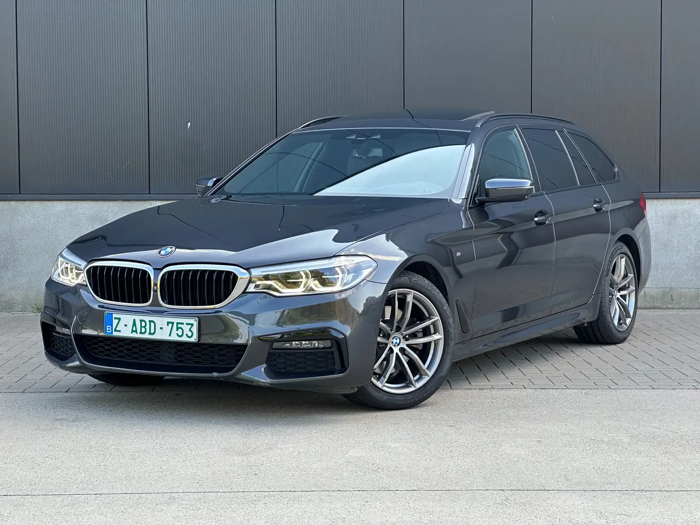 BMW 520 520d xDrive Touring Aut. M Pack Grijs - 1