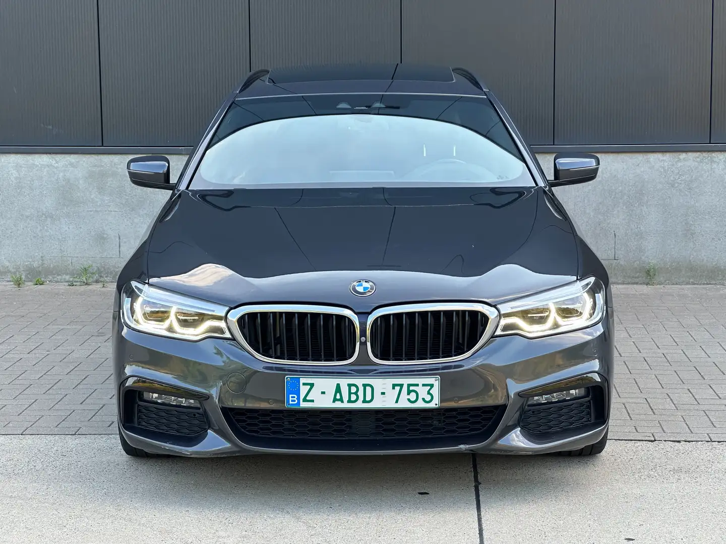 BMW 520 520d xDrive Touring Aut. M Pack Grijs - 2