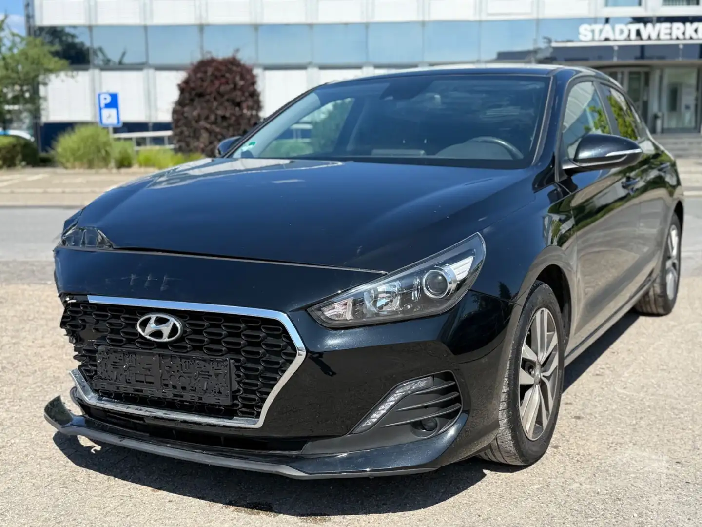 Hyundai i30 Hatchback: Kamera, Navi, SHZ, LHZ Schwarz - 1