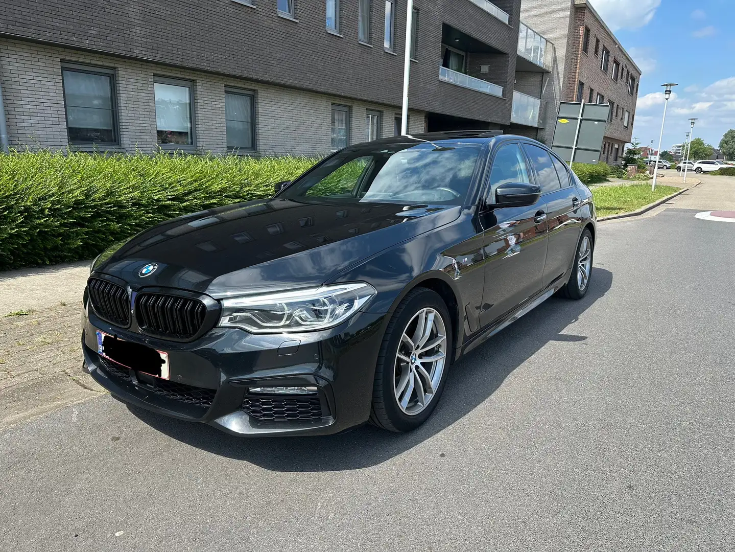 BMW 520 520d xDrive Aut. Luxur line M pakket Zwart - 1