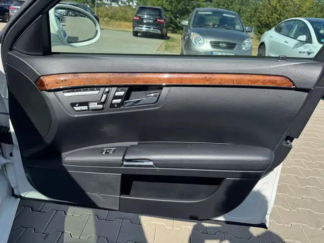 Mercedes-Benz S-Class view 18
