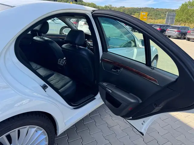 Mercedes-Benz S-Class view 24