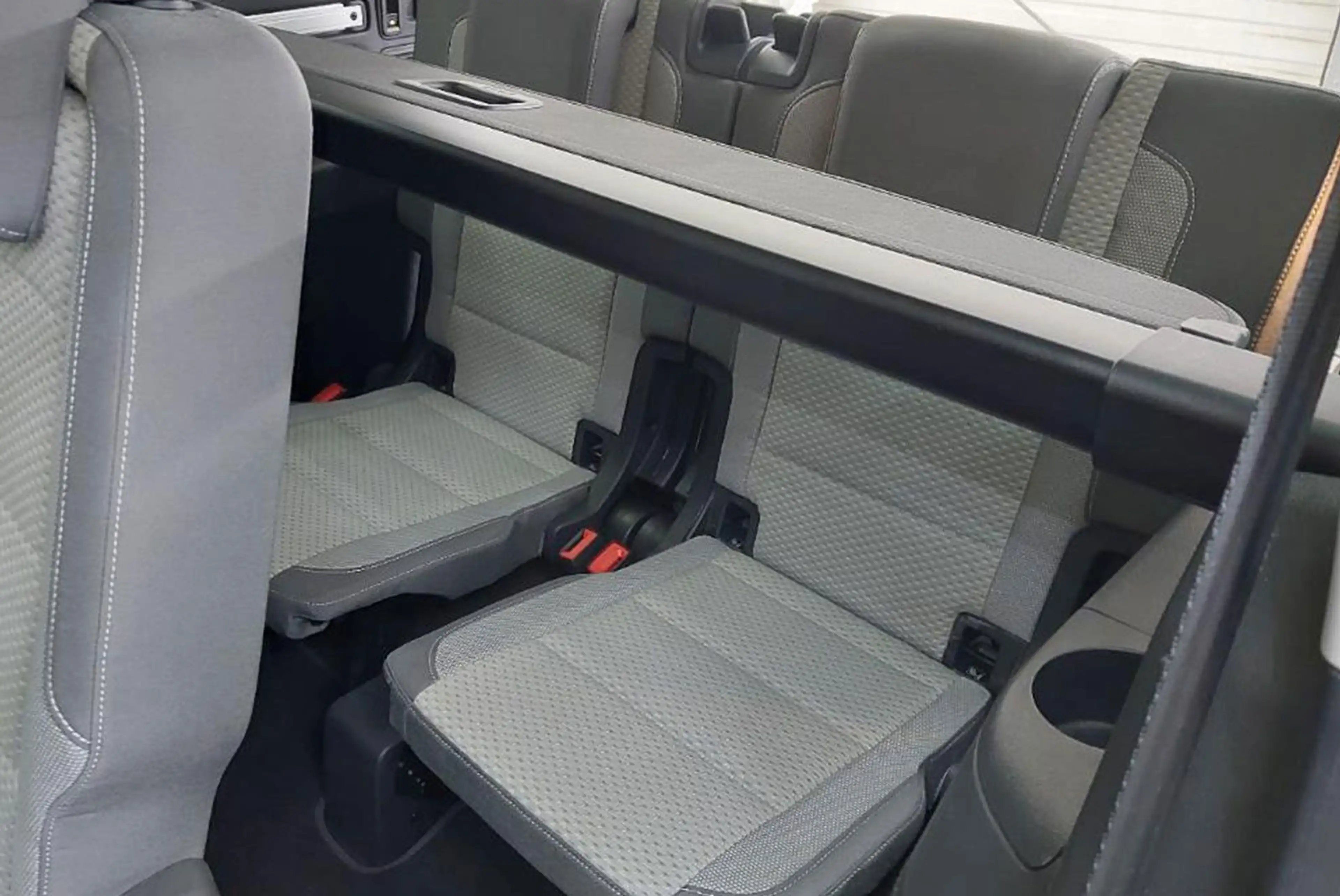 Volkswagen Touran 1,5 IQ.LIGHT+Kamera+Panorama+7-Sitzer+AHK — photo 14