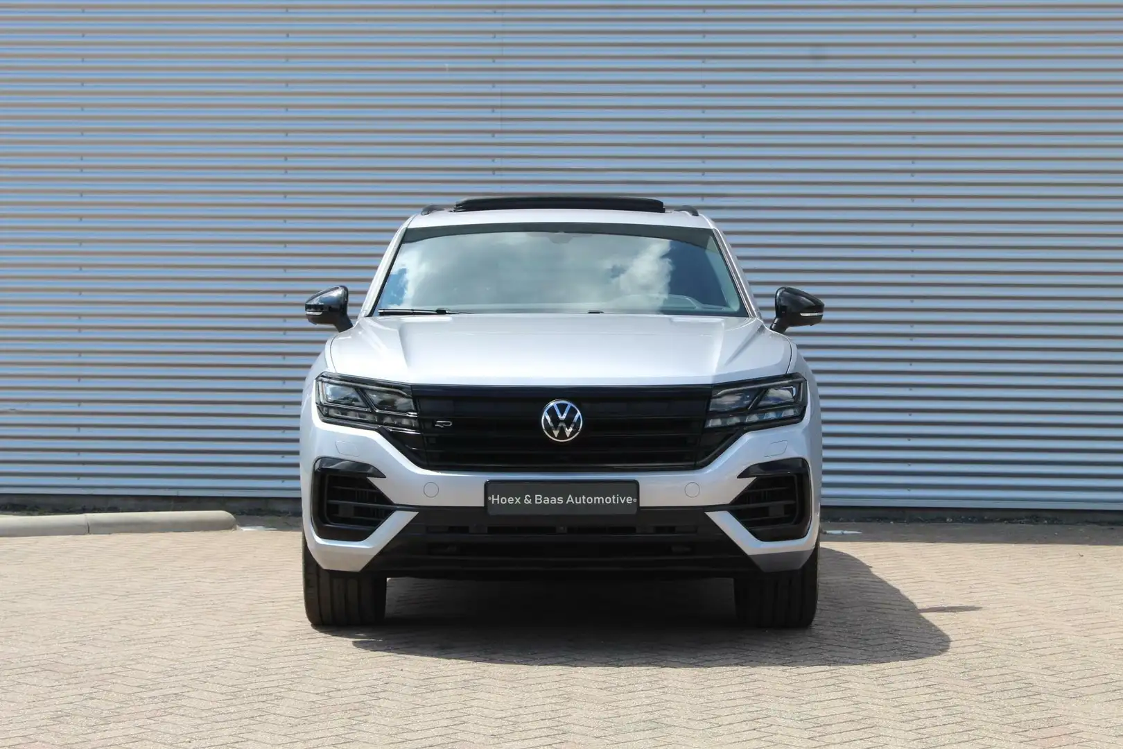 Volkswagen Touareg 3.0 TSi eHybrid 4M R-line/Pano/Matrix/Trekhaak Grijs - 2