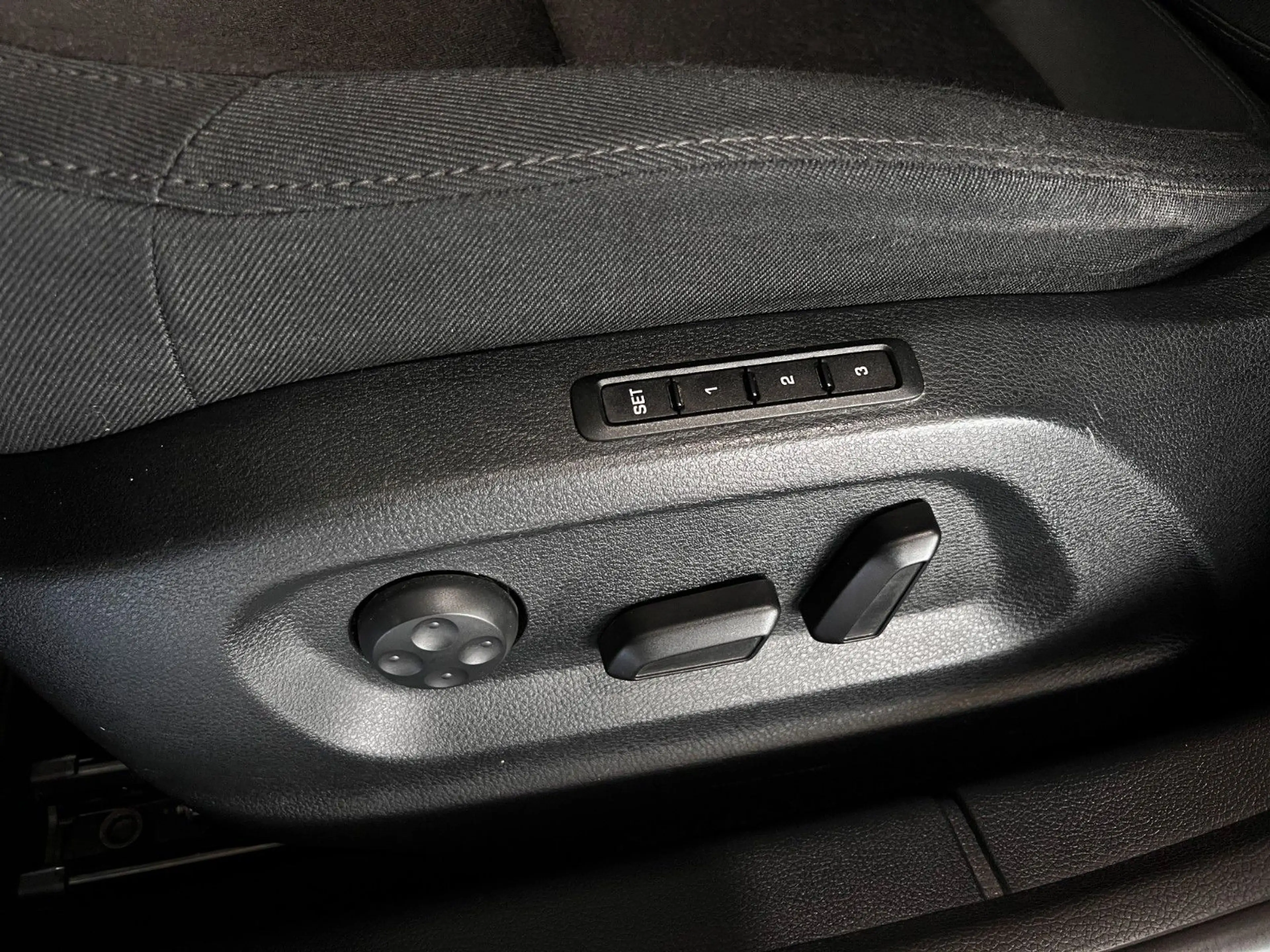 Skoda Yeti Elegance|1-HD | DSG | MEMORY | TEMPO | NAVI — photo 17