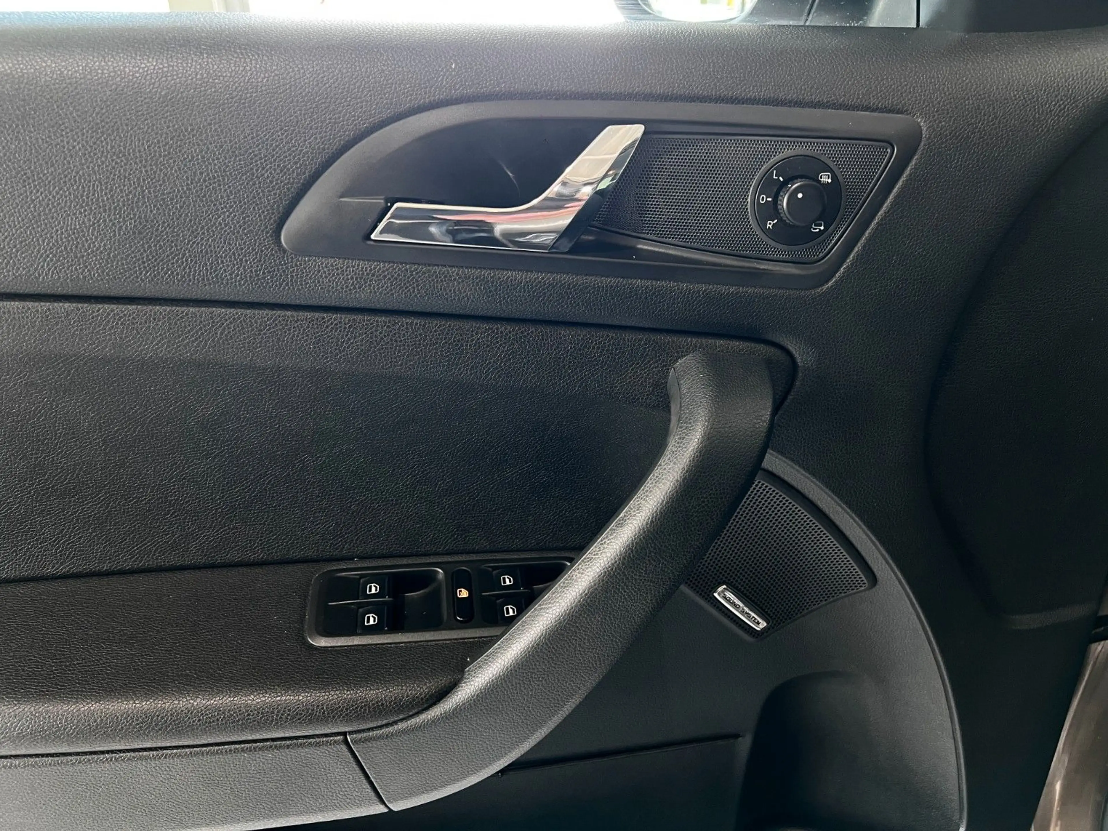 Skoda Yeti Elegance|1-HD | DSG | MEMORY | TEMPO | NAVI — photo 16