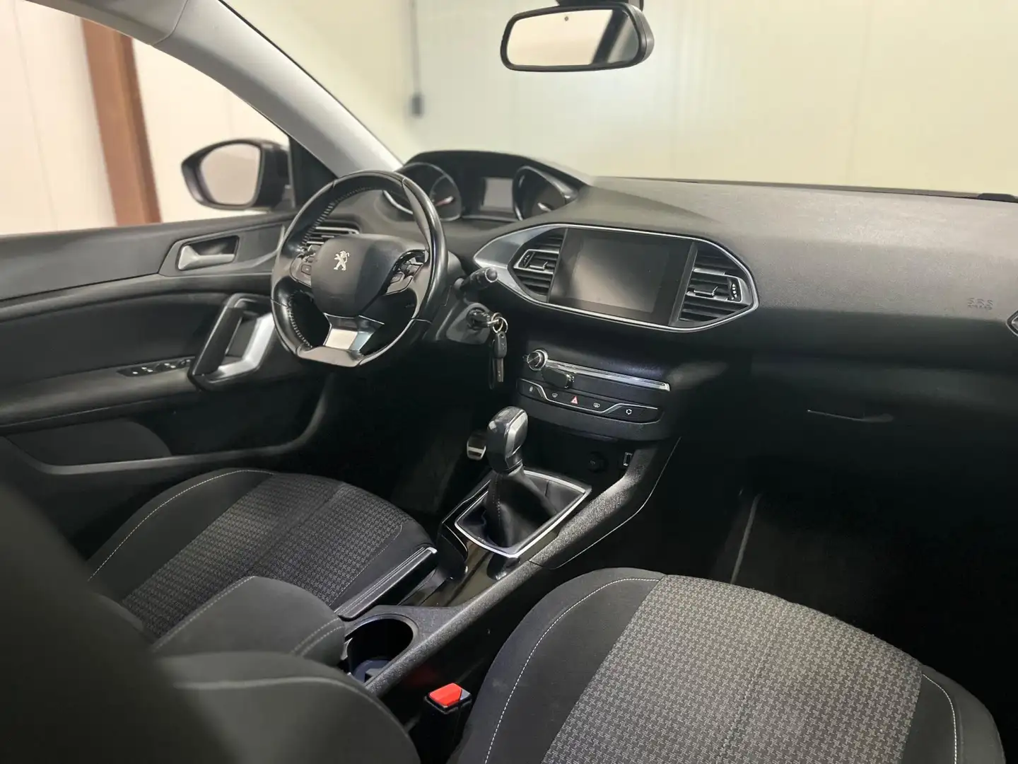 Peugeot 308 1.2 2018 PureTech Executive PANO/CARPLAY/LANEASSIS Negro - 2
