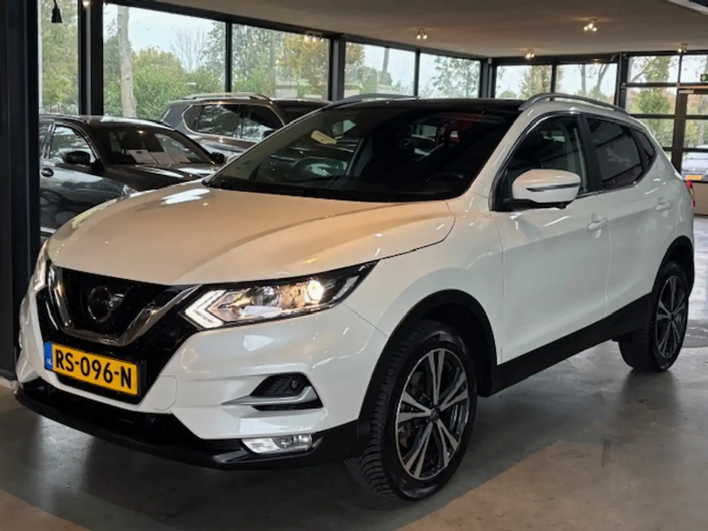 Nissan Qashqai 1.2 DIG-T 115pk N-Connecta Panoramadak Wit - 1