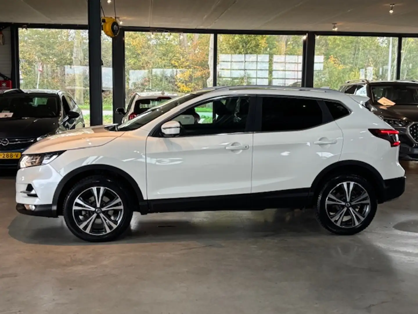 Nissan Qashqai 1.2 DIG-T 115pk N-Connecta Panoramadak Wit - 2