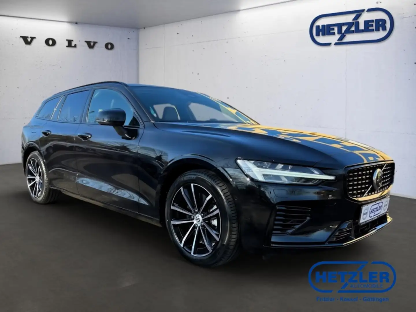 Volvo V60 Kombi Plus Dark Recharge Plug-In Hybrid AWD T8 Twi Černá - 2
