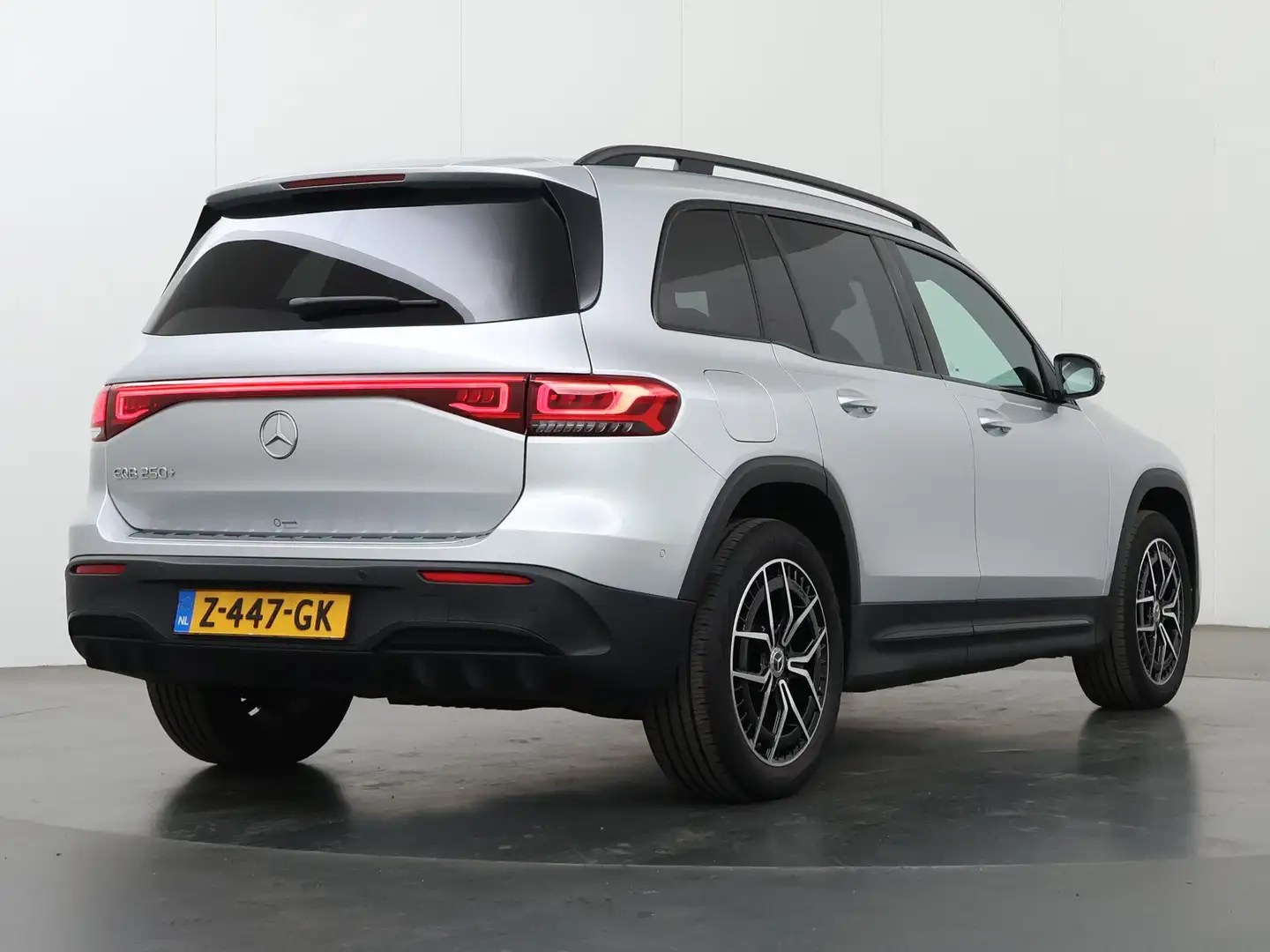 Mercedes-Benz EQB 250 250+ AMG NIGHT 71 kWh | AMG Line | Night Pakket | Grijs - 2