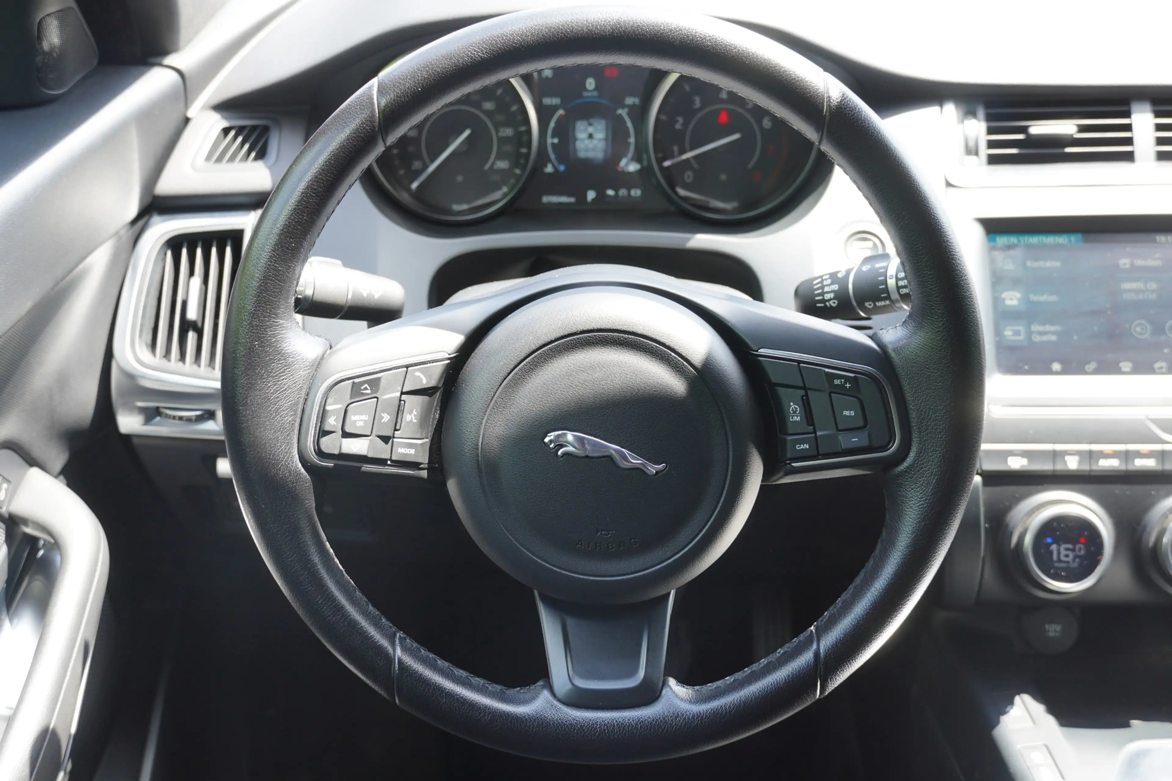 Jaguar E-Pace E-PACE 2.0 AWD LED Kamera Sitzheizung Tempomat — photo 13