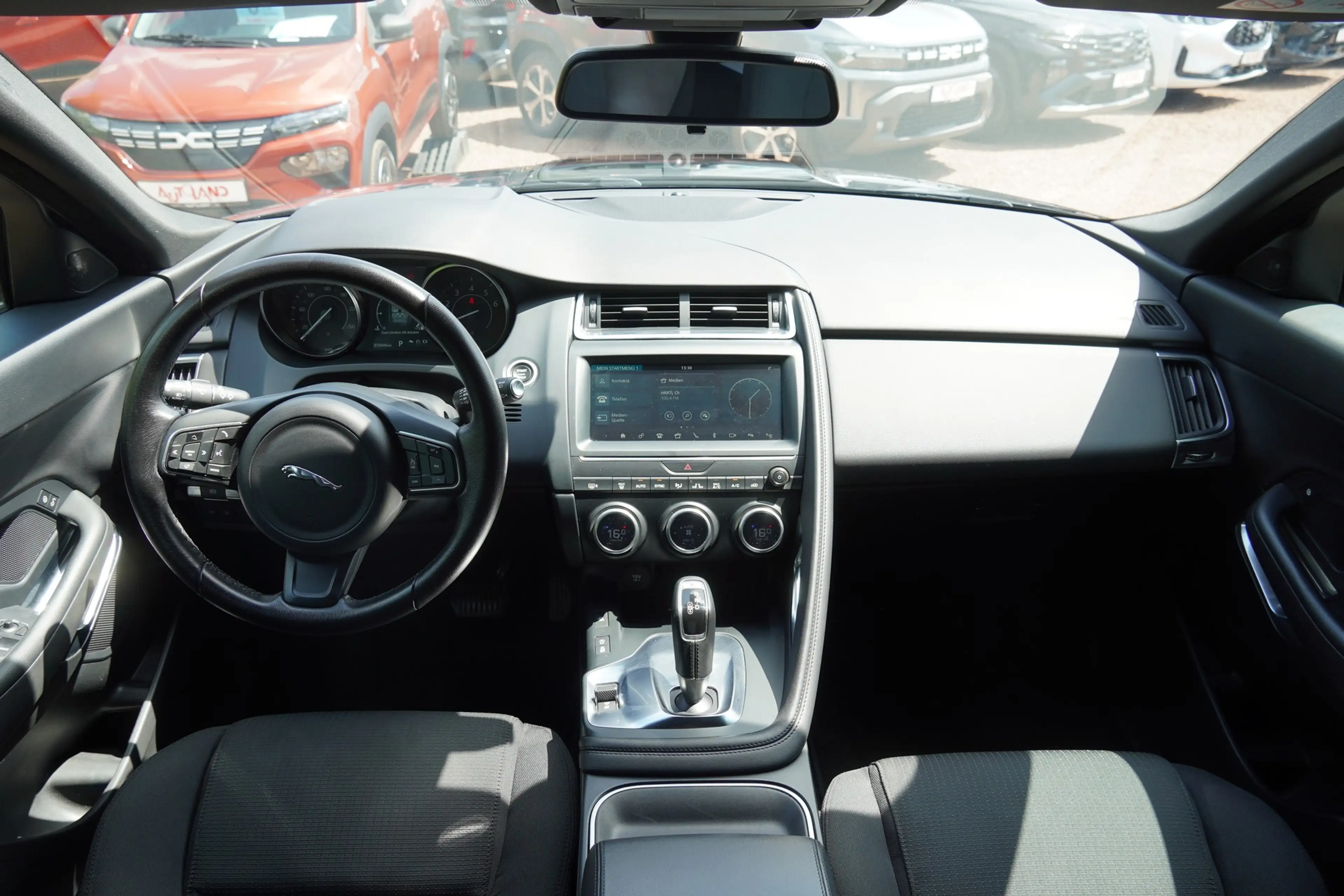 Jaguar E-Pace E-PACE 2.0 AWD LED Kamera Sitzheizung Tempomat — photo 8