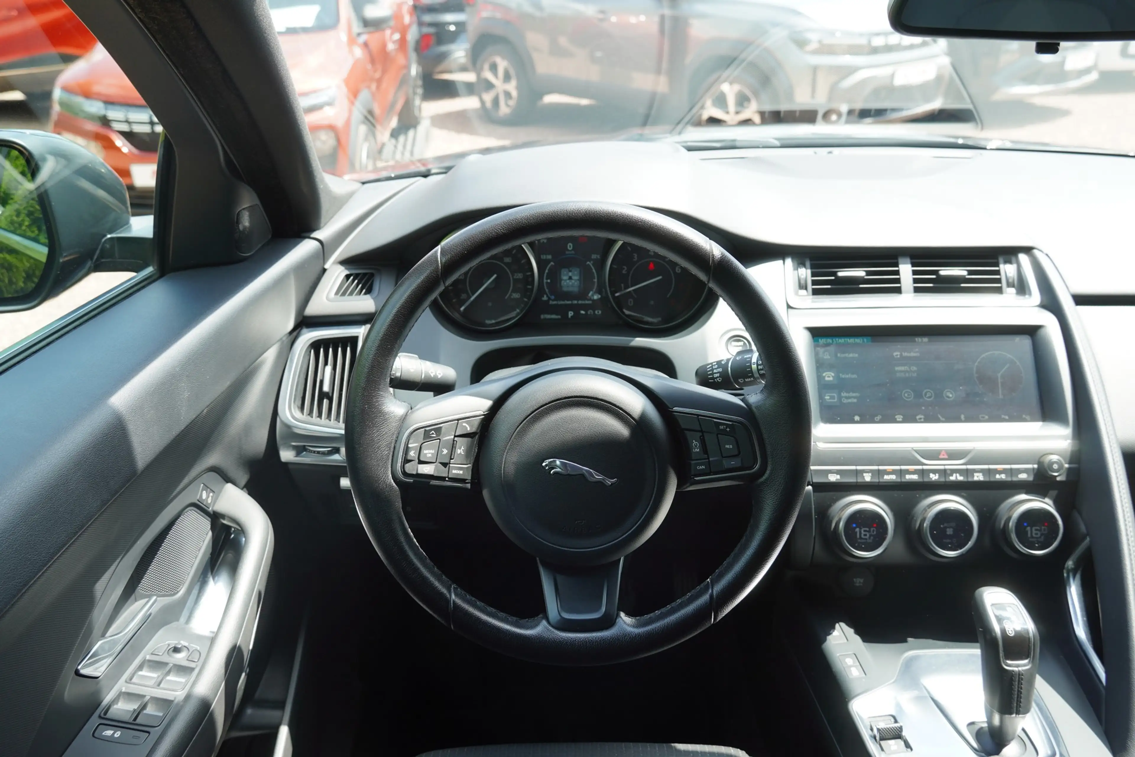 Jaguar E-Pace E-PACE 2.0 AWD LED Kamera Sitzheizung Tempomat — photo 9